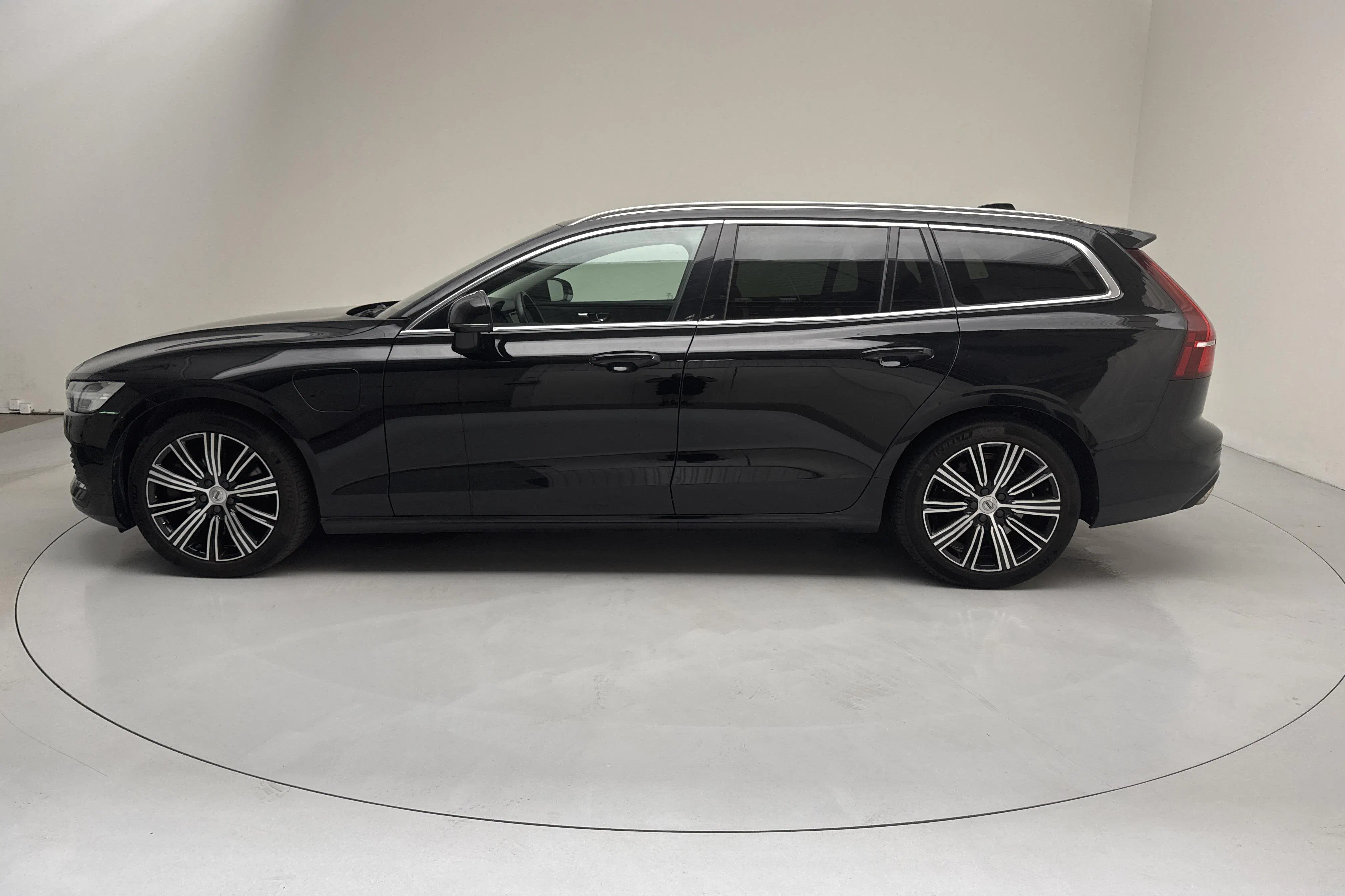 Presentationsfoto 2 av 19: Volvo V60 T6 AWD Twin Engine (340hk) - 7 666 mil - Automat - svart - 2021