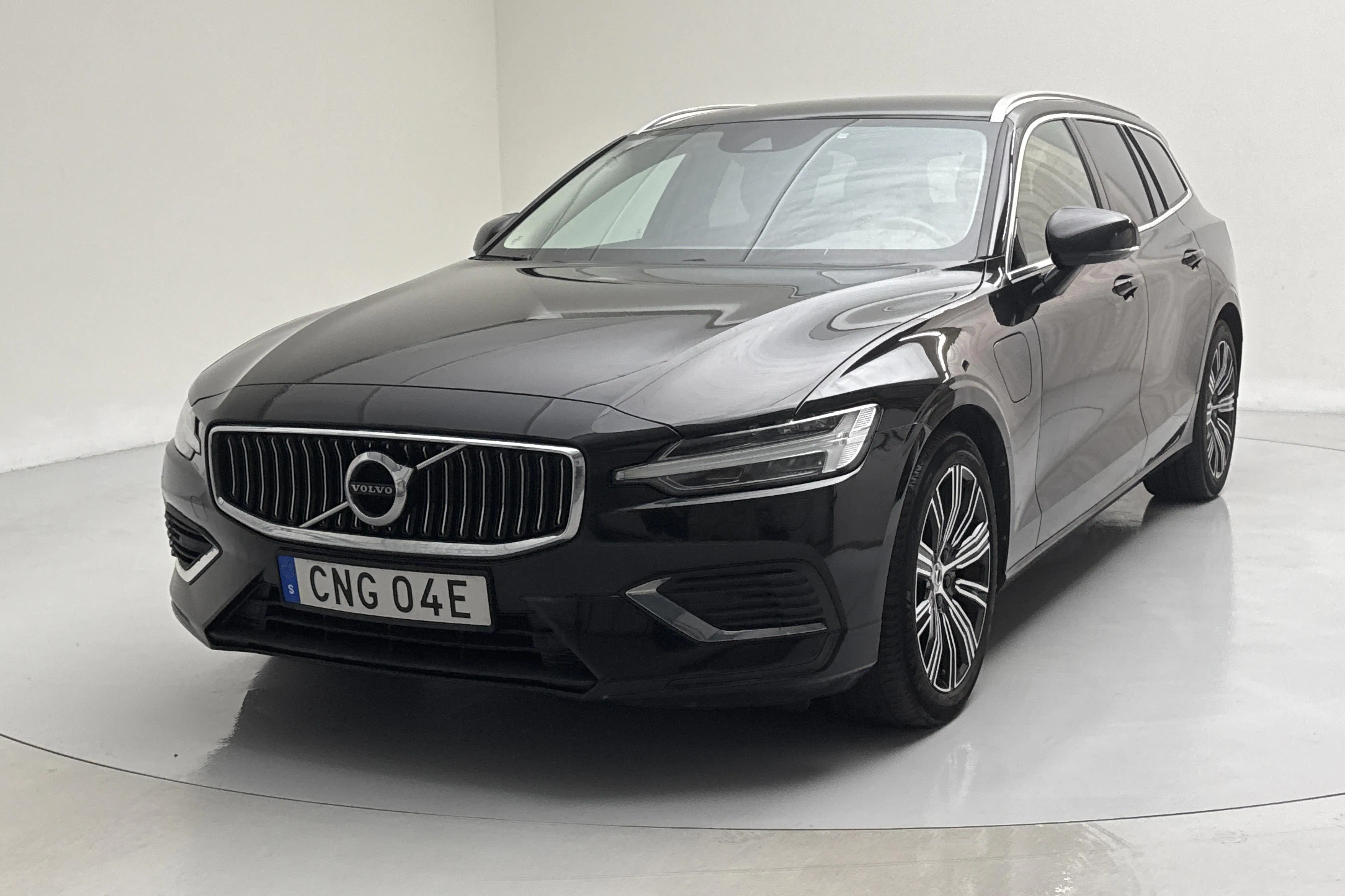 Presentationsfoto 1 av 19: Volvo V60 T6 AWD Twin Engine (340hk) - 7 666 mil - Automat - svart - 2021