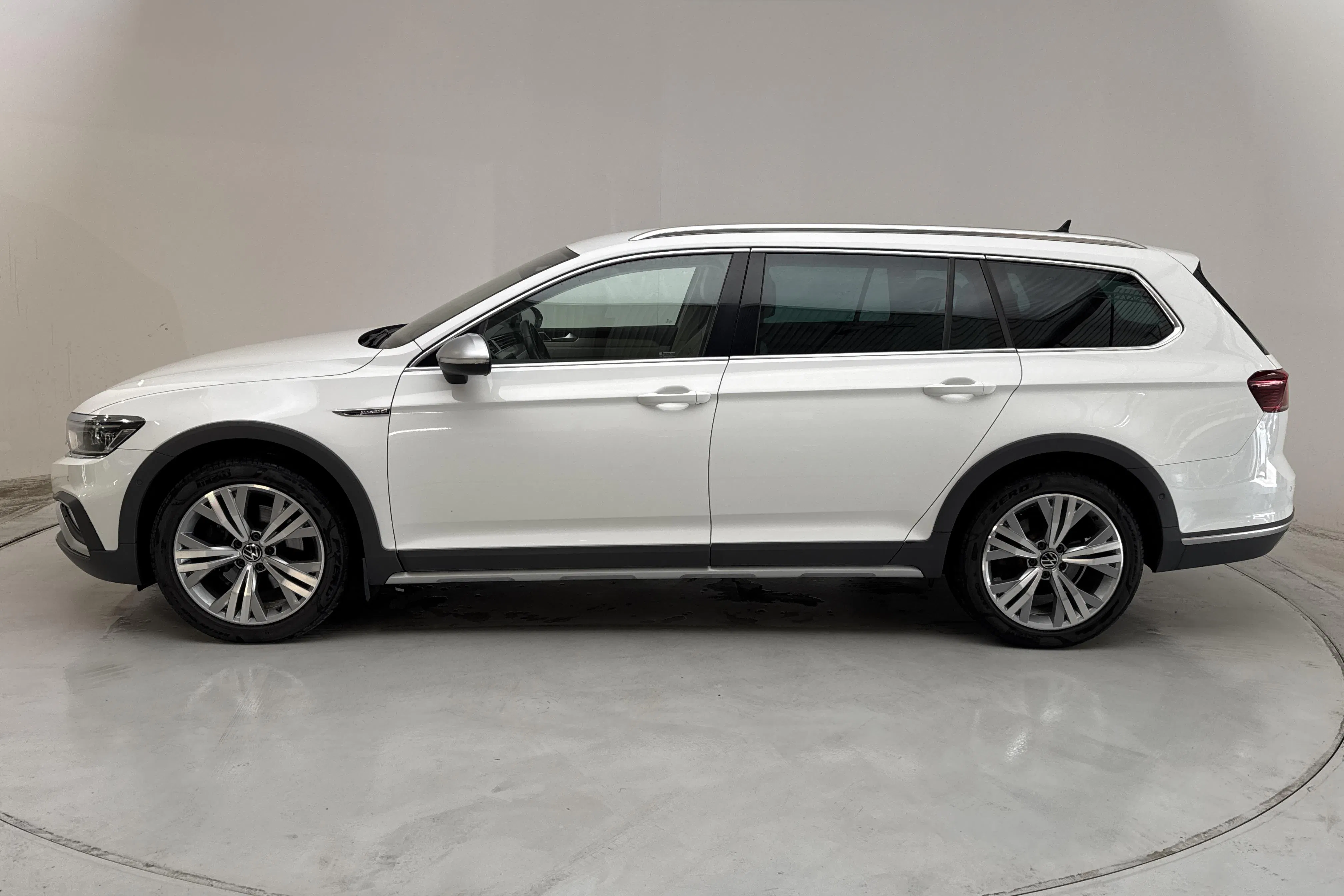 Presentationsfoto 2 av 16: VW Passat Alltrack 2.0 TDI Sportscombi 4Motion (200hk) - 15 719 mil - Automat - vit - 2022
