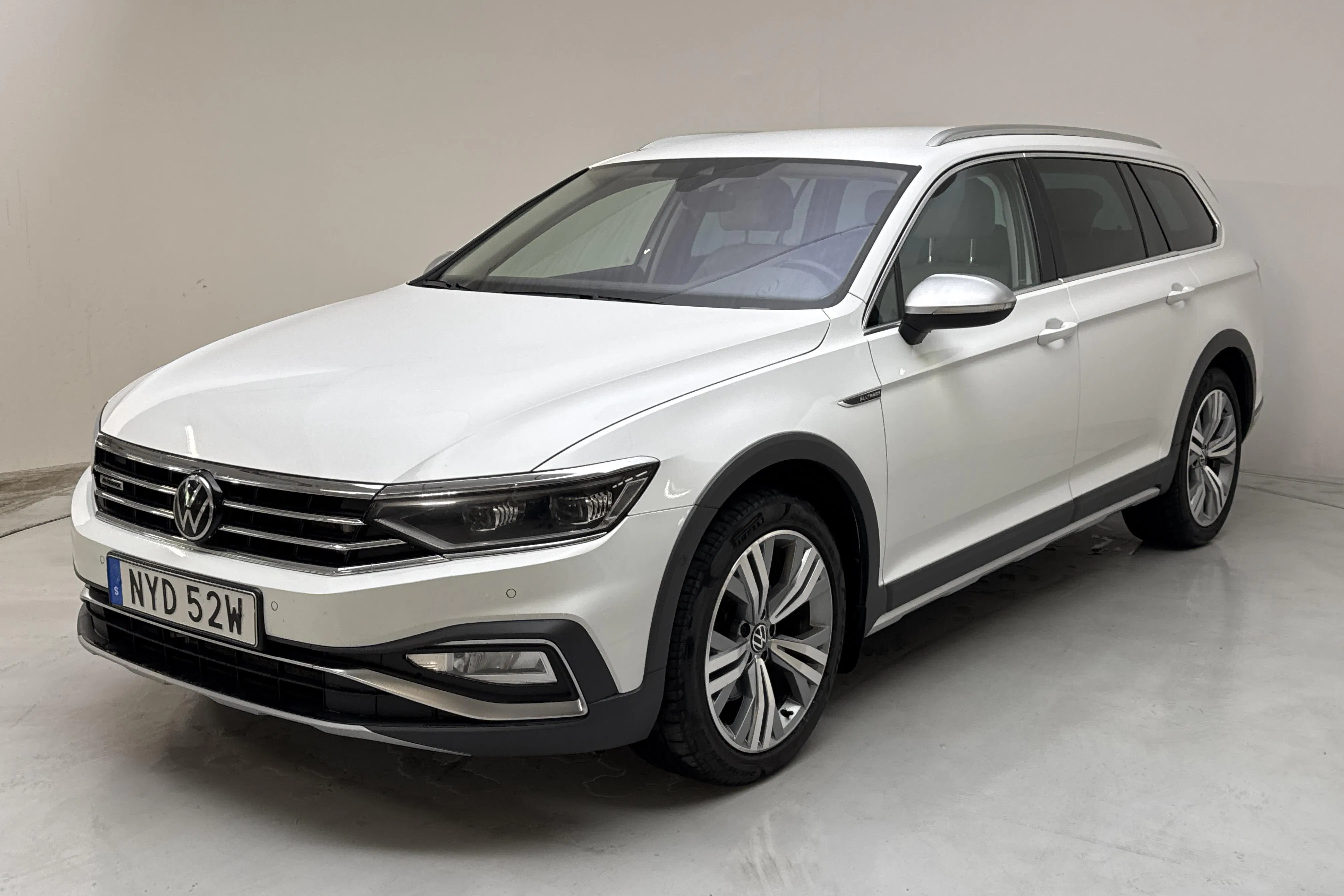 Presentationsfoto 1 av 16: VW Passat Alltrack 2.0 TDI Sportscombi 4Motion (200hk) - 15 719 mil - Automat - vit - 2022