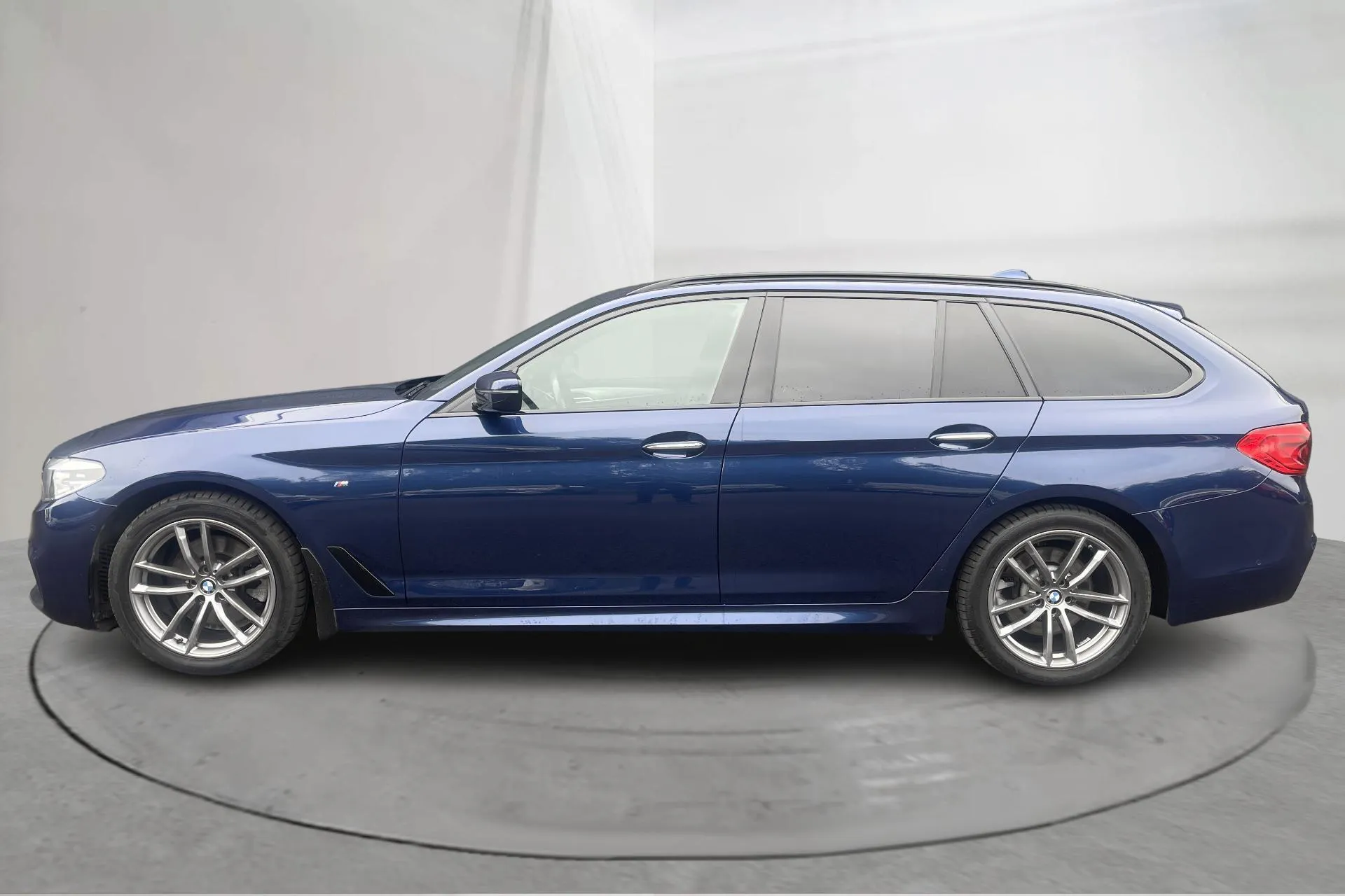 Presentation photo 2 of 15: BMW 520d xDrive Touring, G31 (190hk) - 88 840 km - Automatic - blue - 2018