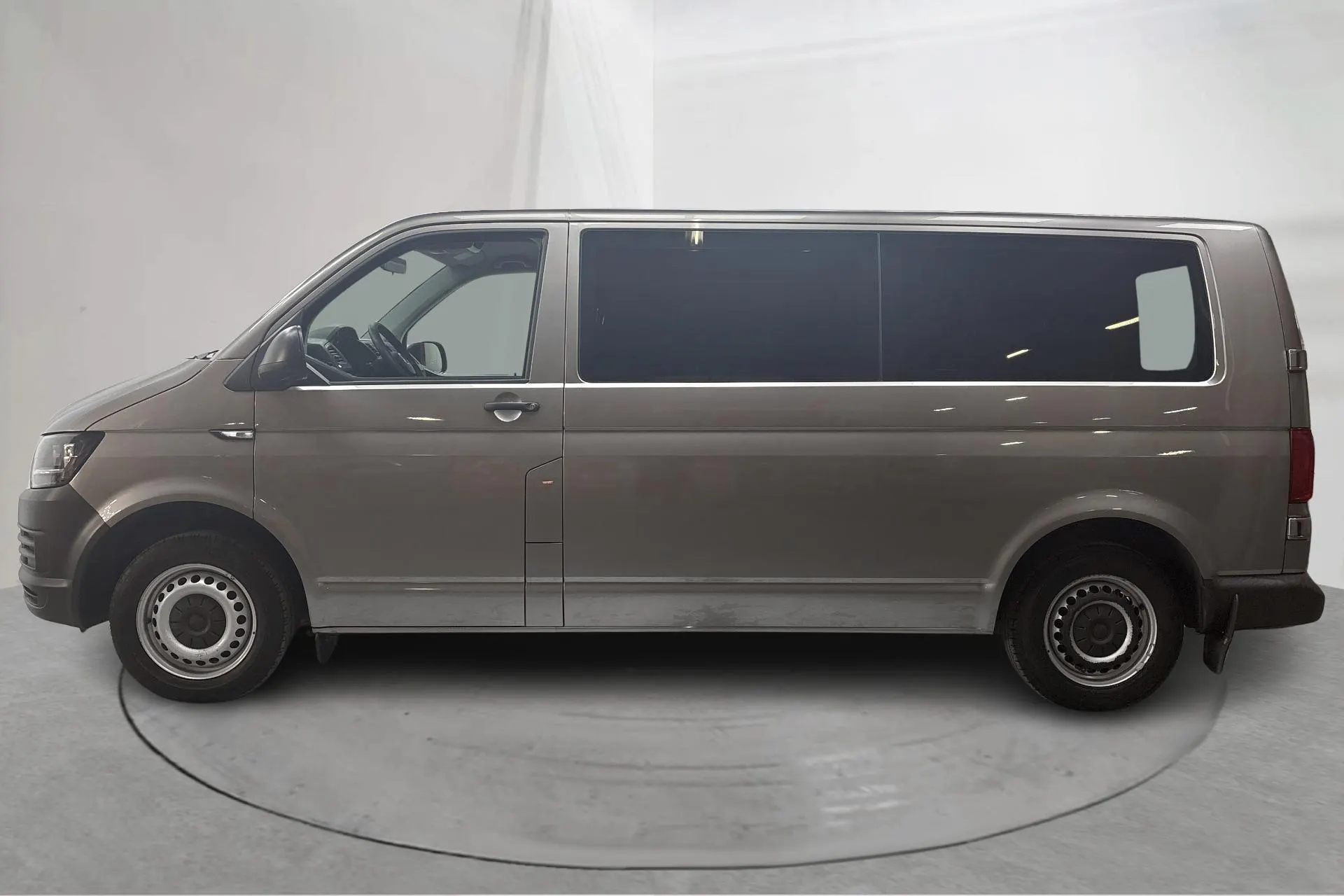 Presentationsfoto 2 av 14: VW Caravelle T6 2.0 TDI BMT (150hk) - 8 705 mil - Manuell - Ljusbrun - 2017
