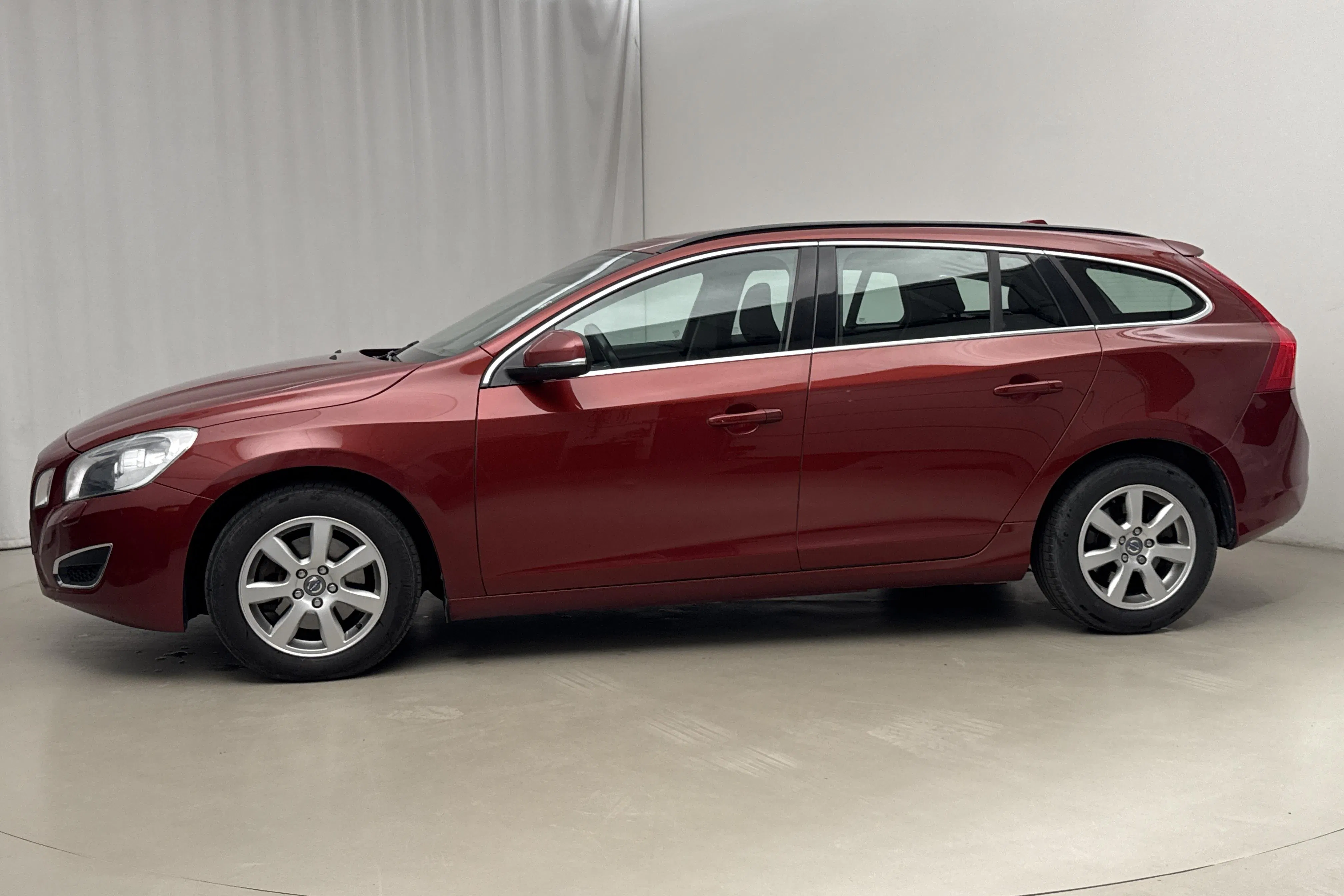 Presentationsfoto 2 av 15: Volvo V60 D2 (115hk) - 24 514 mil - Automat - röd - 2013