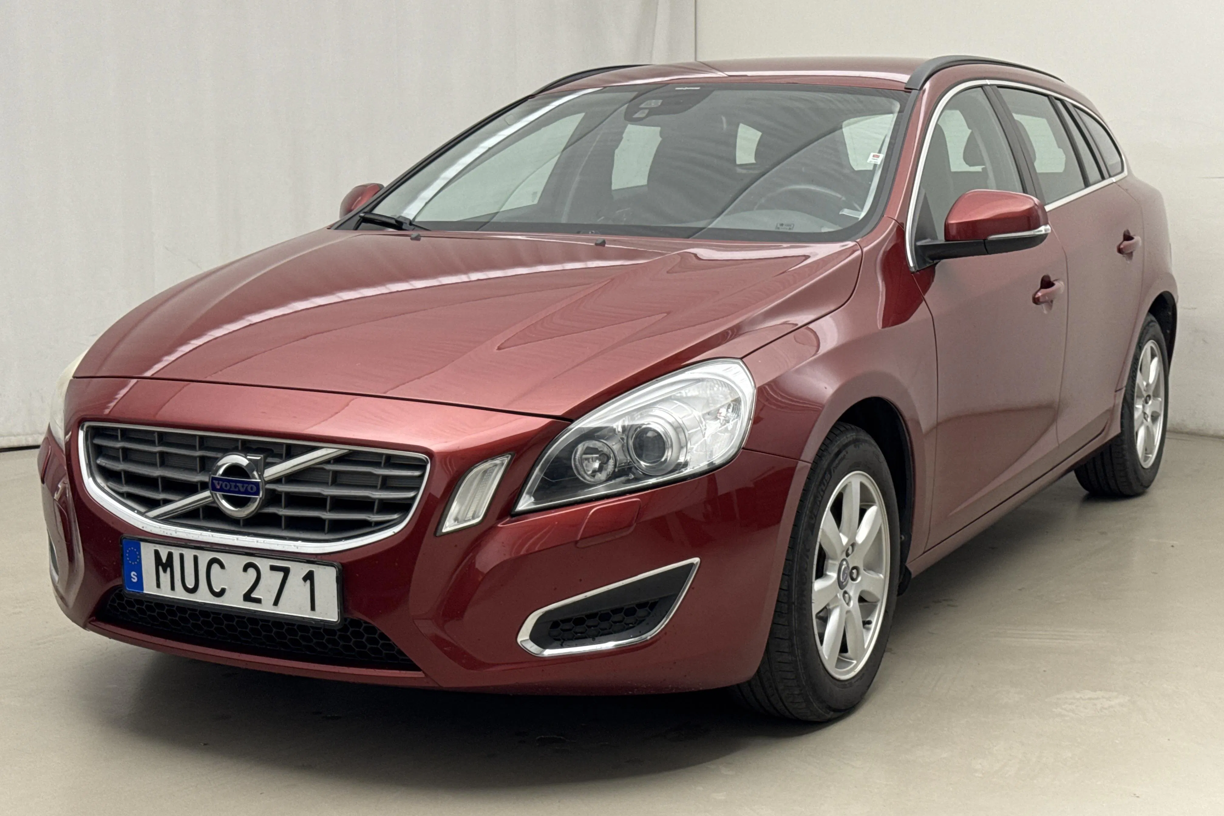 Presentationsfoto 1 av 15: Volvo V60 D2 (115hk) - 24 514 mil - Automat - röd - 2013