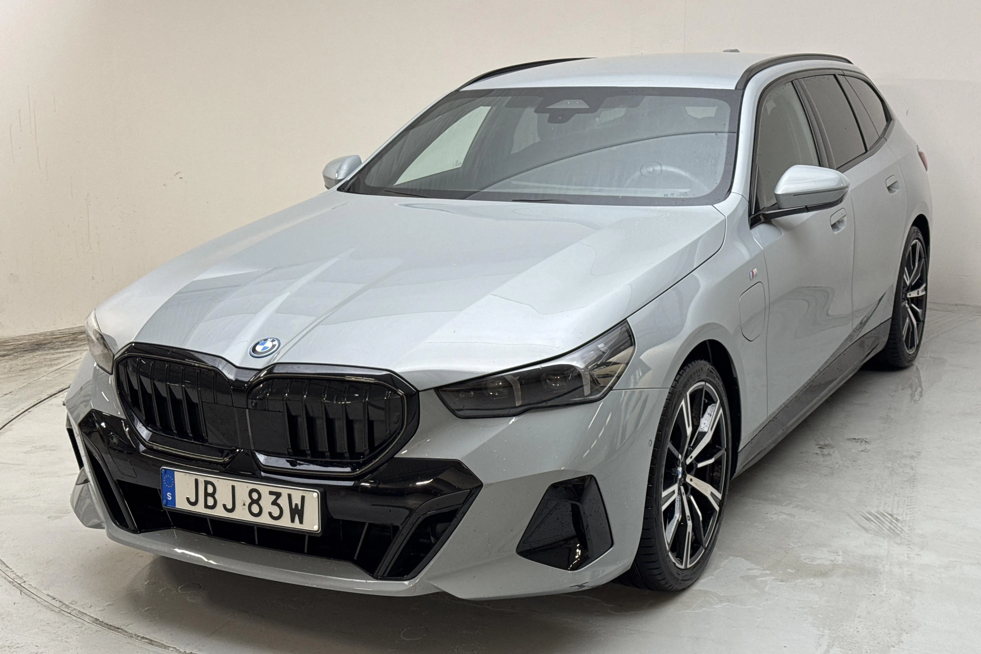 Presentation photo 1 of 14: BMW 530e Touring, G61 (299hk) - 20 880 km - Automatic - gray - 2025