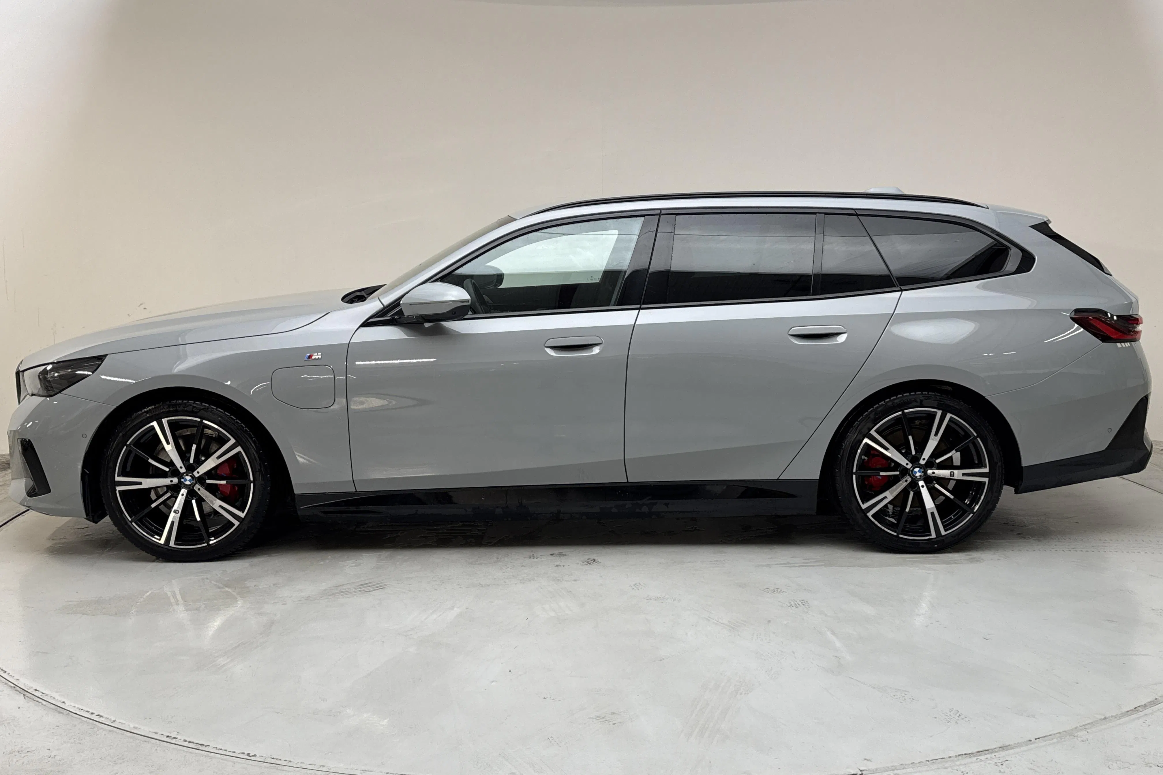 Presentation photo 2 of 14: BMW 530e Touring, G61 (299hk) - 20 880 km - Automatic - gray - 2025