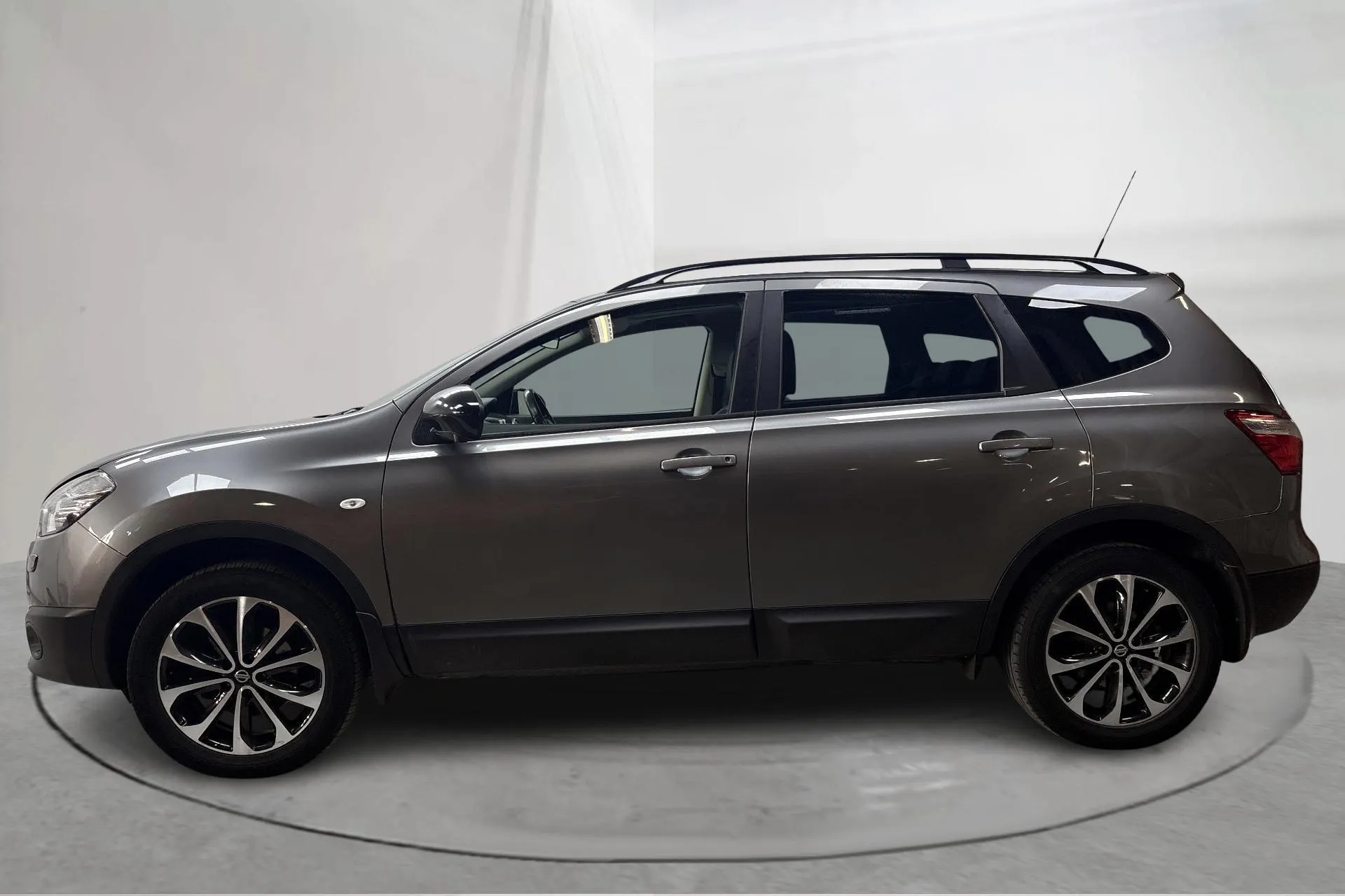 Presentationsfoto 2 av 17: Nissan Qashqai+2 2.0 (140hk) - 12 778 mil - Manuell - grå - 2014