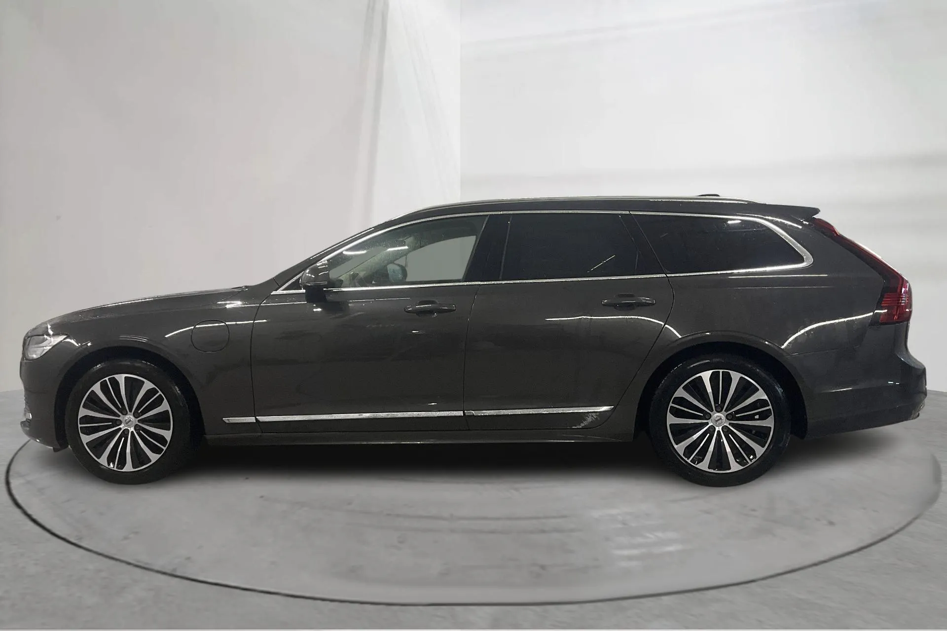 Presentationsfoto 2 av 25: Volvo V90 T6 AWD Recharge (350hk) - 9 090 mil - Automat - grå - 2023