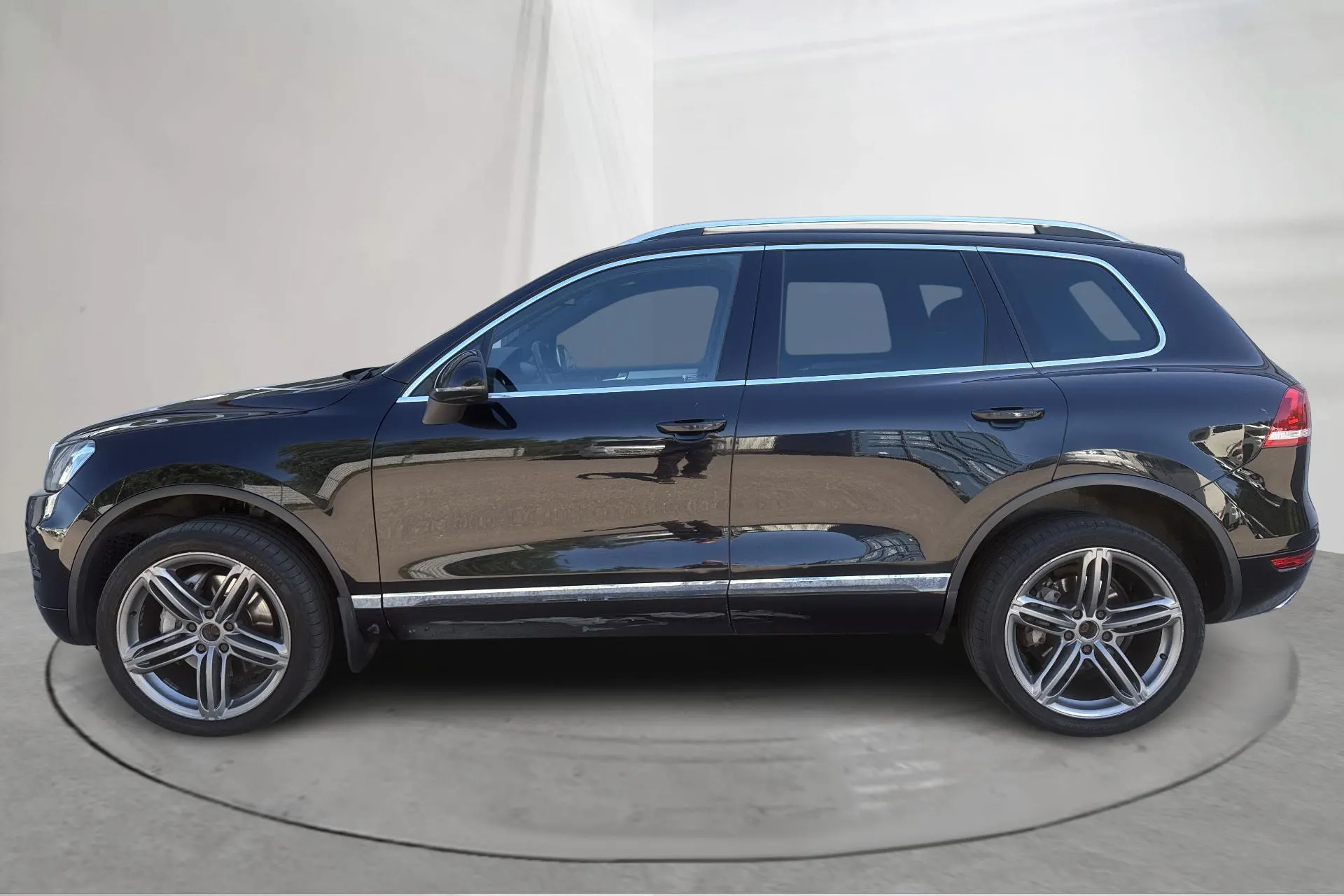 Presentationsfoto 2 av 17: VW Touareg V8 TDI (340hk) - 24 475 mil - Automat - svart - 2012