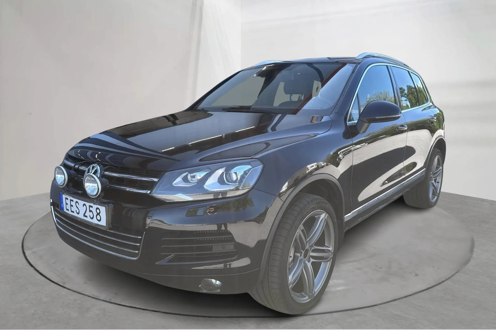 Presentationsfoto 1 av 17: VW Touareg V8 TDI (340hk) - 24 475 mil - Automat - svart - 2012