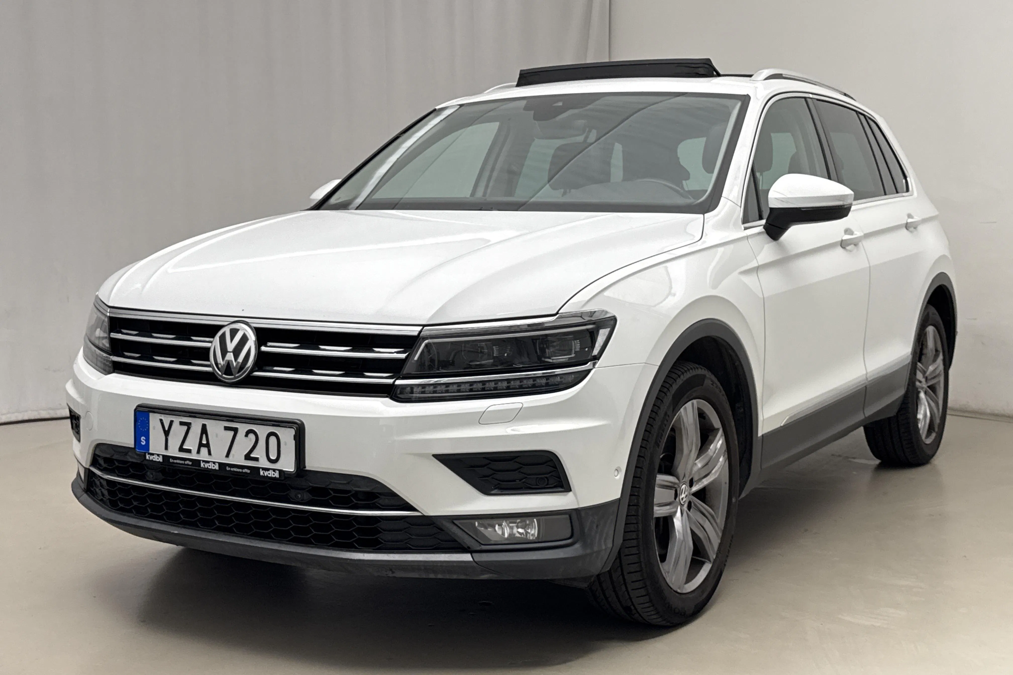 Presentationsfoto 1 av 25: VW Tiguan 2.0 TDI 4MOTION (190hk) - 17 831 mil - Automat - vit - 2018