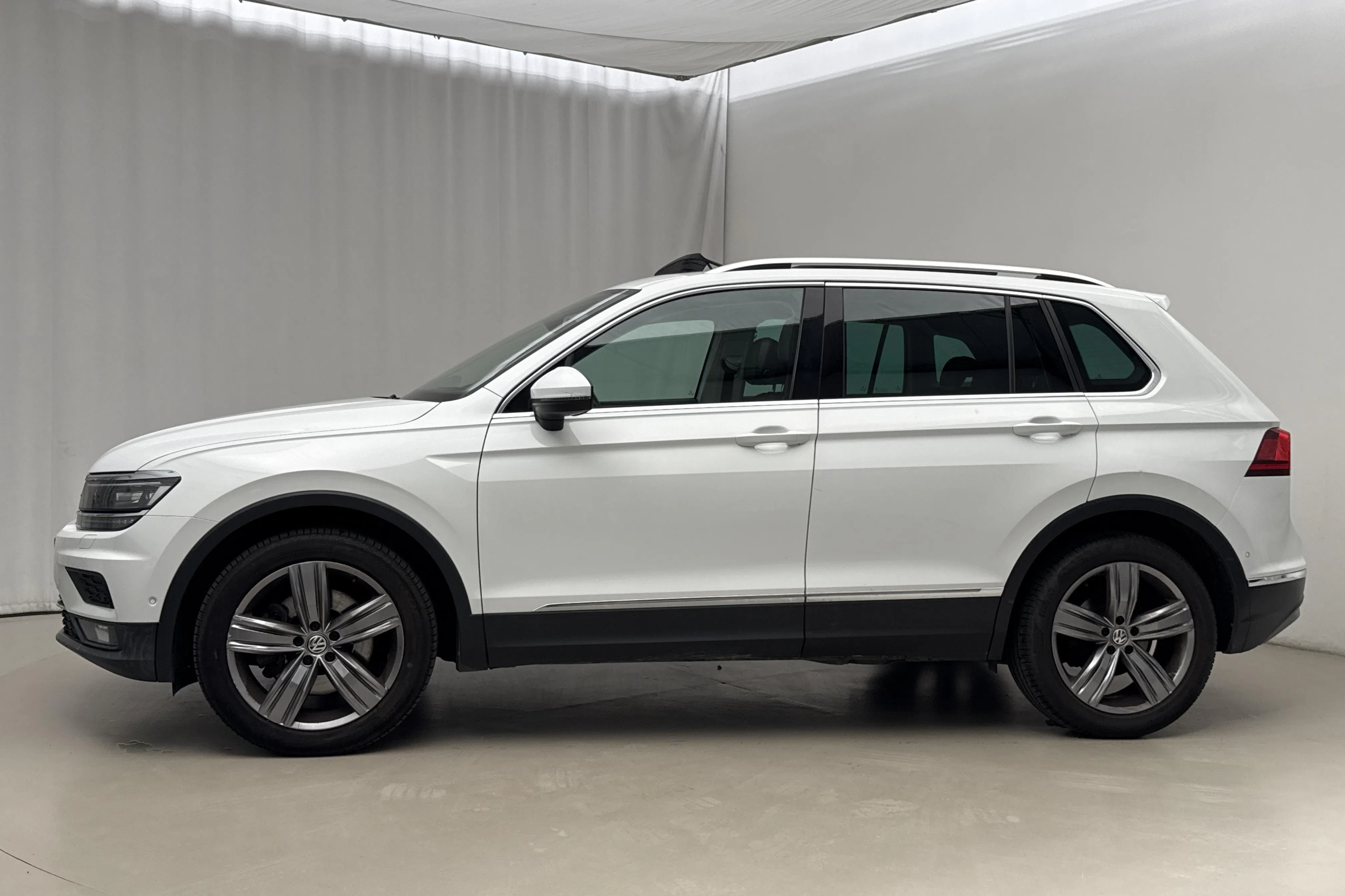 Presentationsfoto 2 av 25: VW Tiguan 2.0 TDI 4MOTION (190hk) - 17 831 mil - Automat - vit - 2018