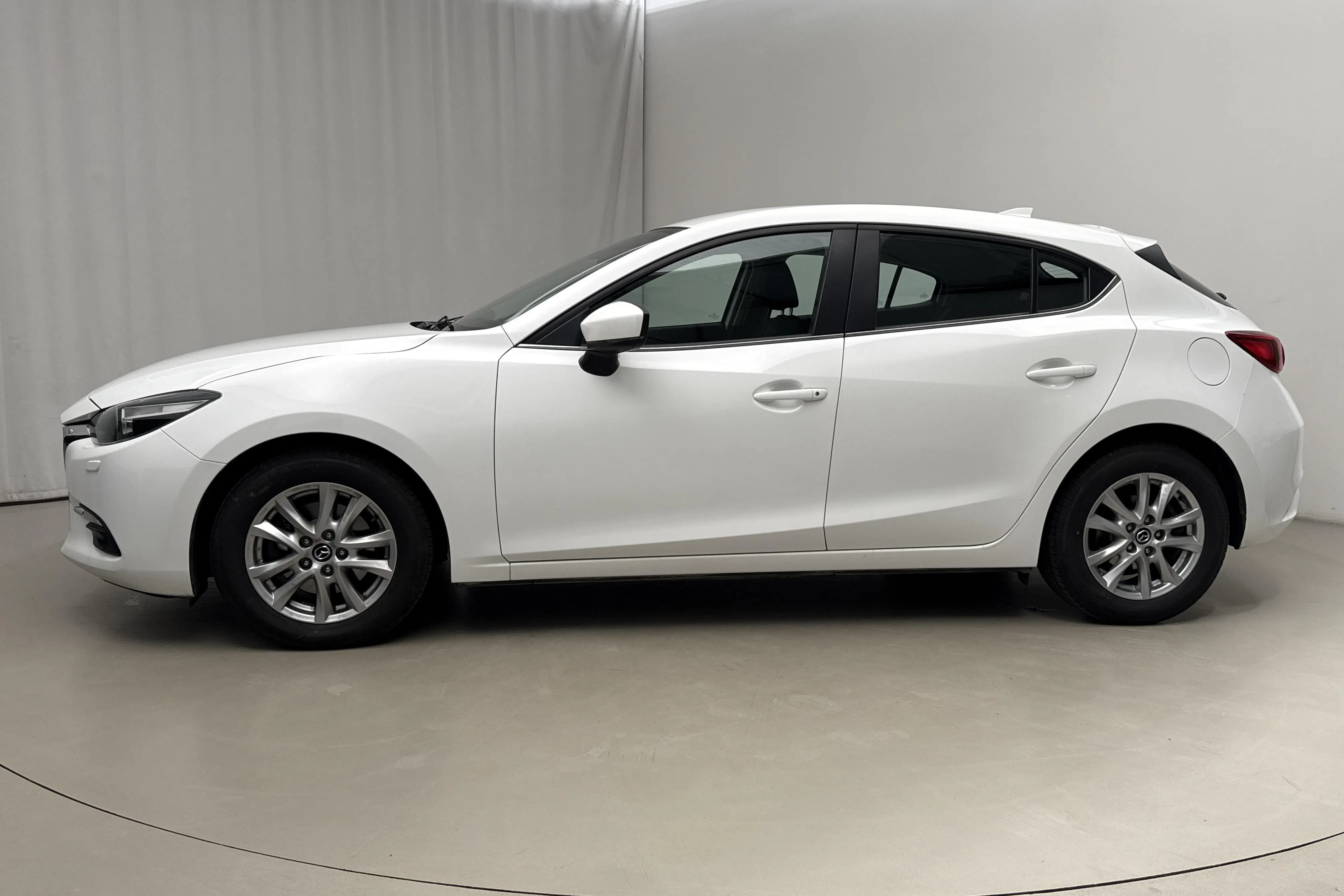 Presentation photo 2 of 16: Mazda 3 2.0 5dr (120hk) - 75 230 km - Automatic - white - 2018