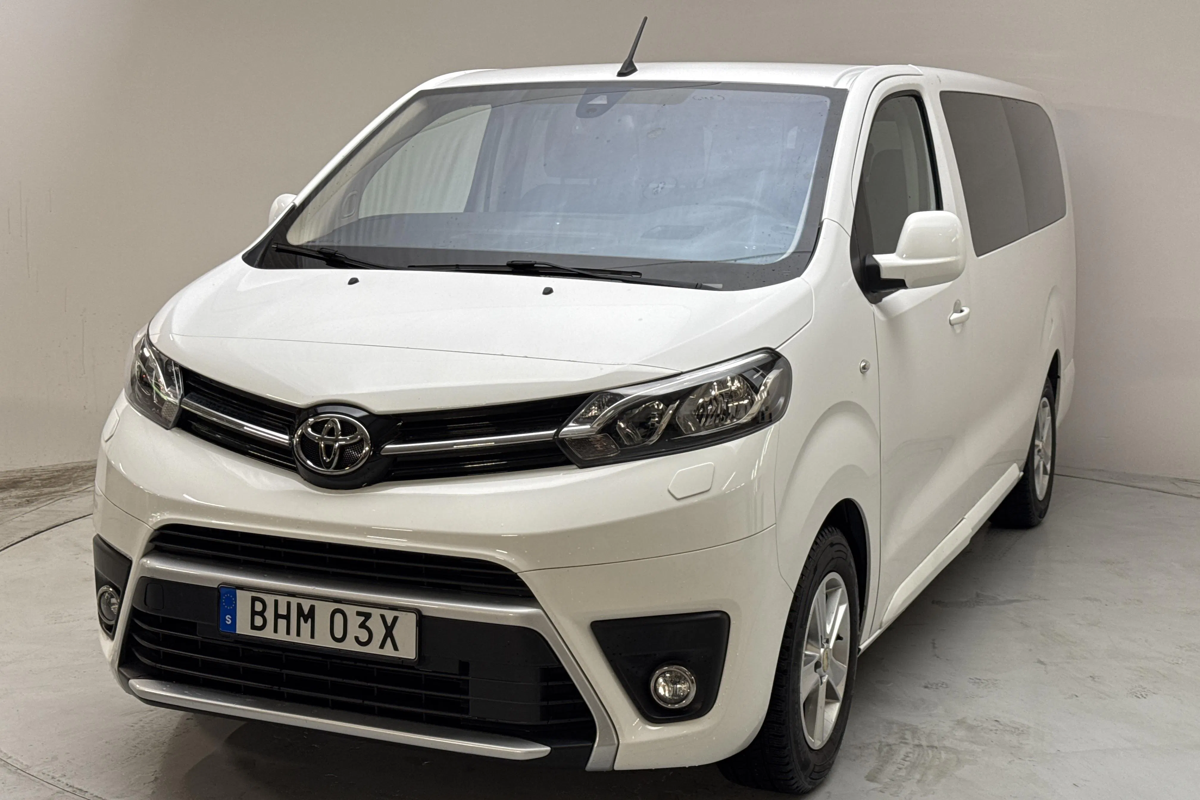Presentationsfoto 1 av 13: Toyota PROACE Verso 1.5D (120hk) - 3 296 mil - Manuell - vit - 2021