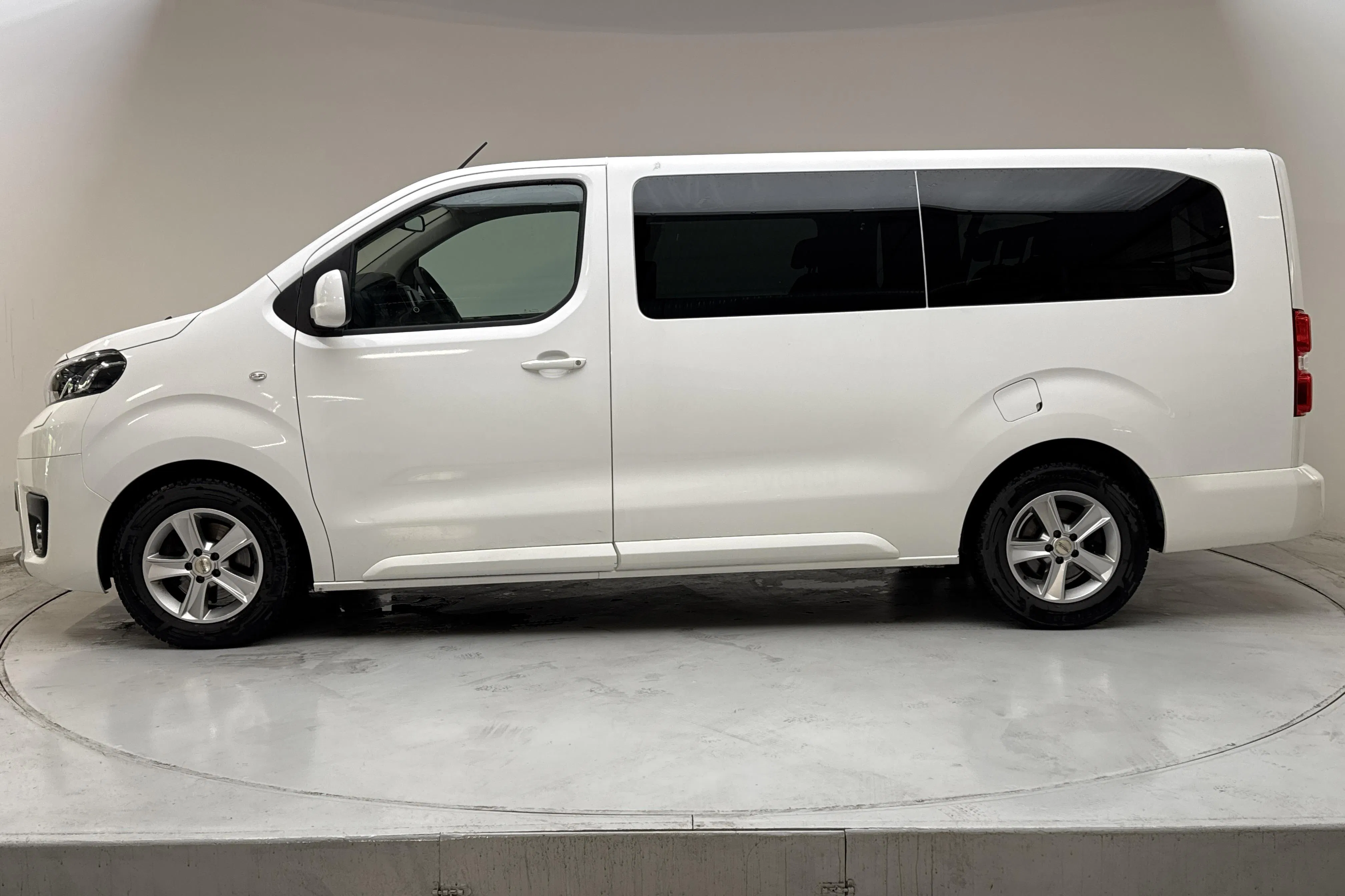 Presentationsfoto 2 av 13: Toyota PROACE Verso 1.5D (120hk) - 3 296 mil - Manuell - vit - 2021