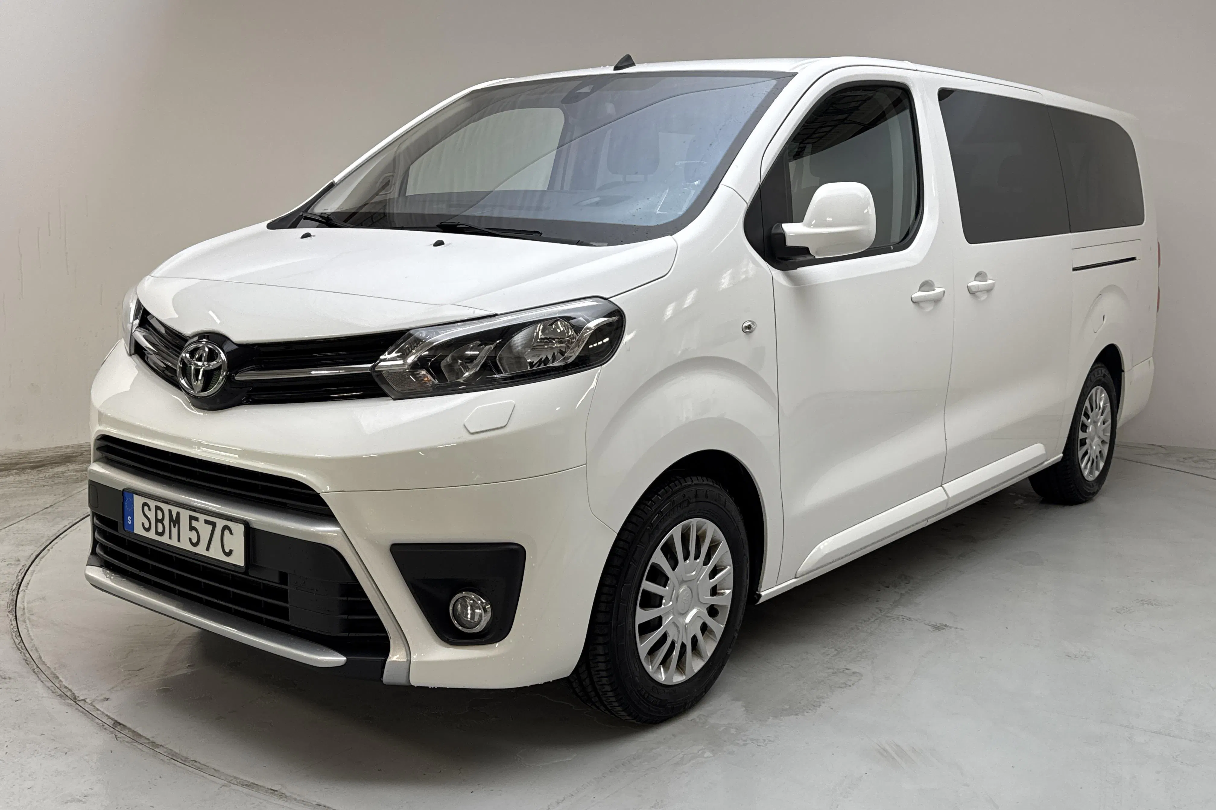 Presentationsfoto 1 av 13: Toyota PROACE Verso 1.5D (120hk) - 4 931 mil - Manuell - vit - 2021