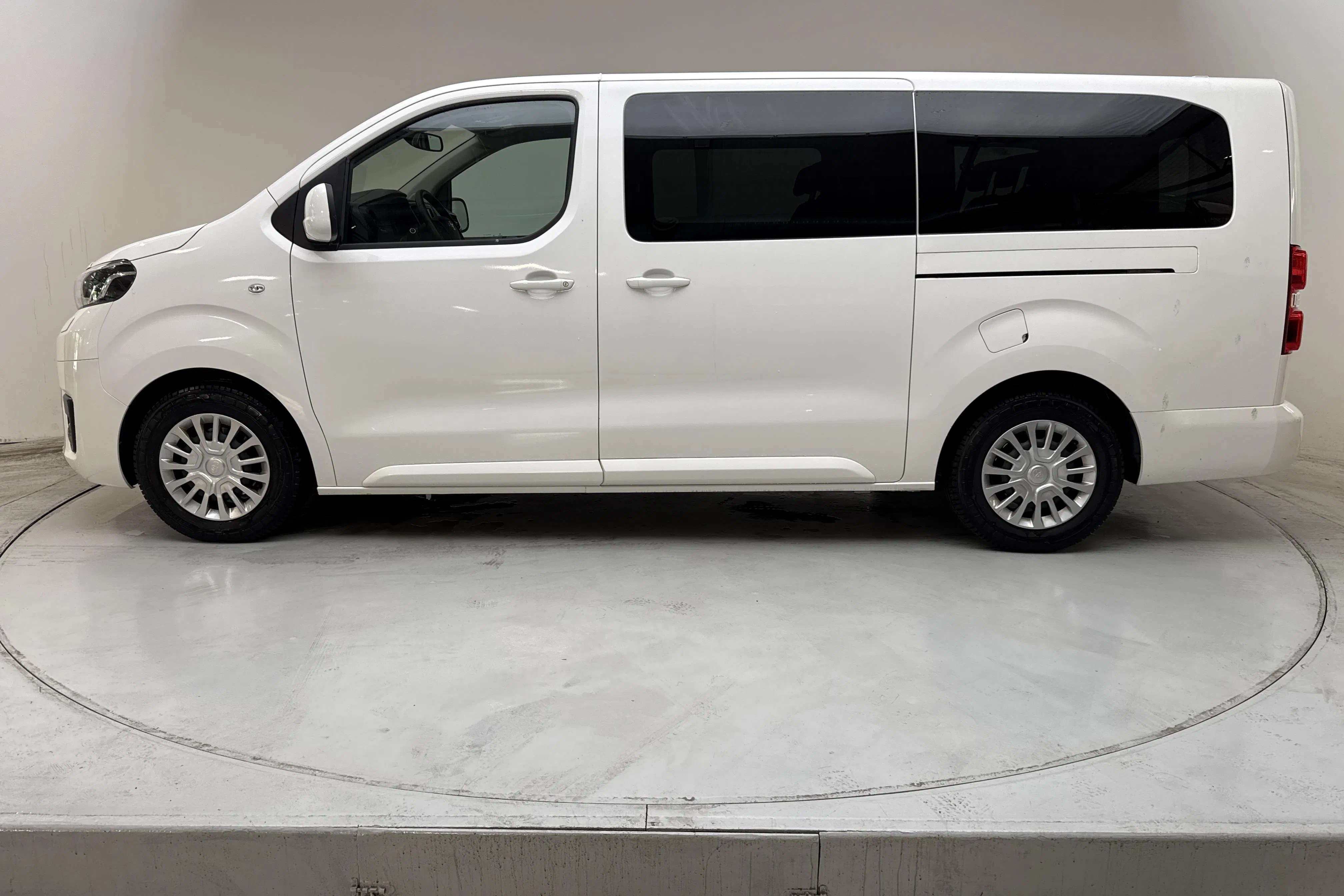 Presentationsfoto 2 av 13: Toyota PROACE Verso 1.5D (120hk) - 4 931 mil - Manuell - vit - 2021