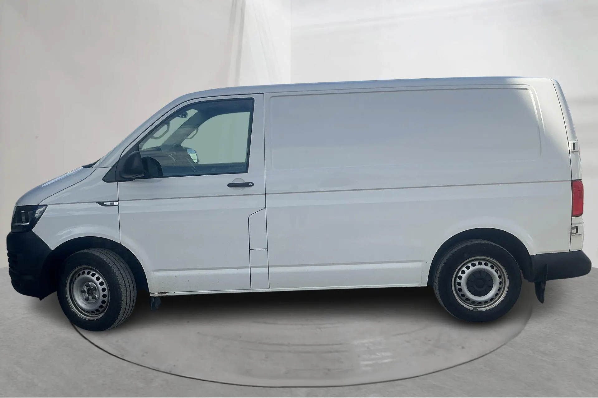 Presentationsfoto 2 av 13: VW Transporter T6 2.0 TDI BMT Skåp (102hk) - 11 716 mil - Manuell - vit - 2018