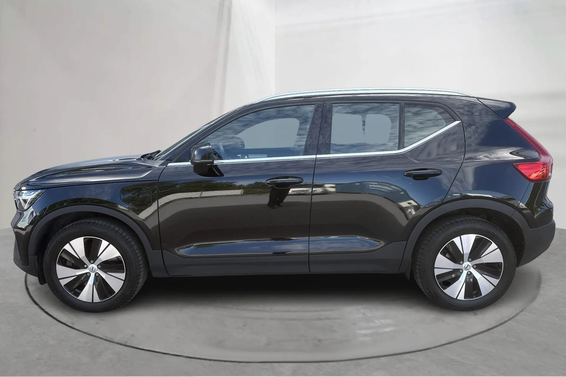 Presentationsfoto 2 av 20: Volvo XC40 T4 2WD Twin Engine (211hk) - 14 612 mil - Automat - svart - 2023