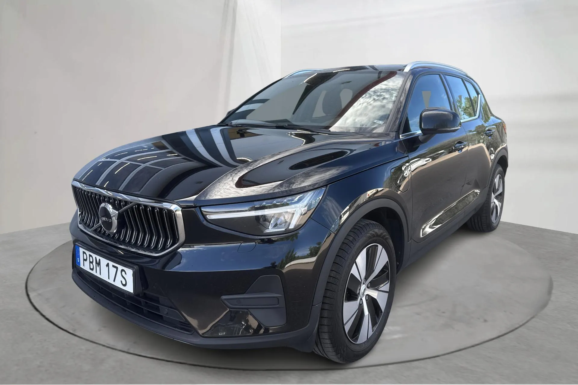 Presentationsfoto 1 av 20: Volvo XC40 T4 2WD Twin Engine (211hk) - 14 612 mil - Automat - svart - 2023