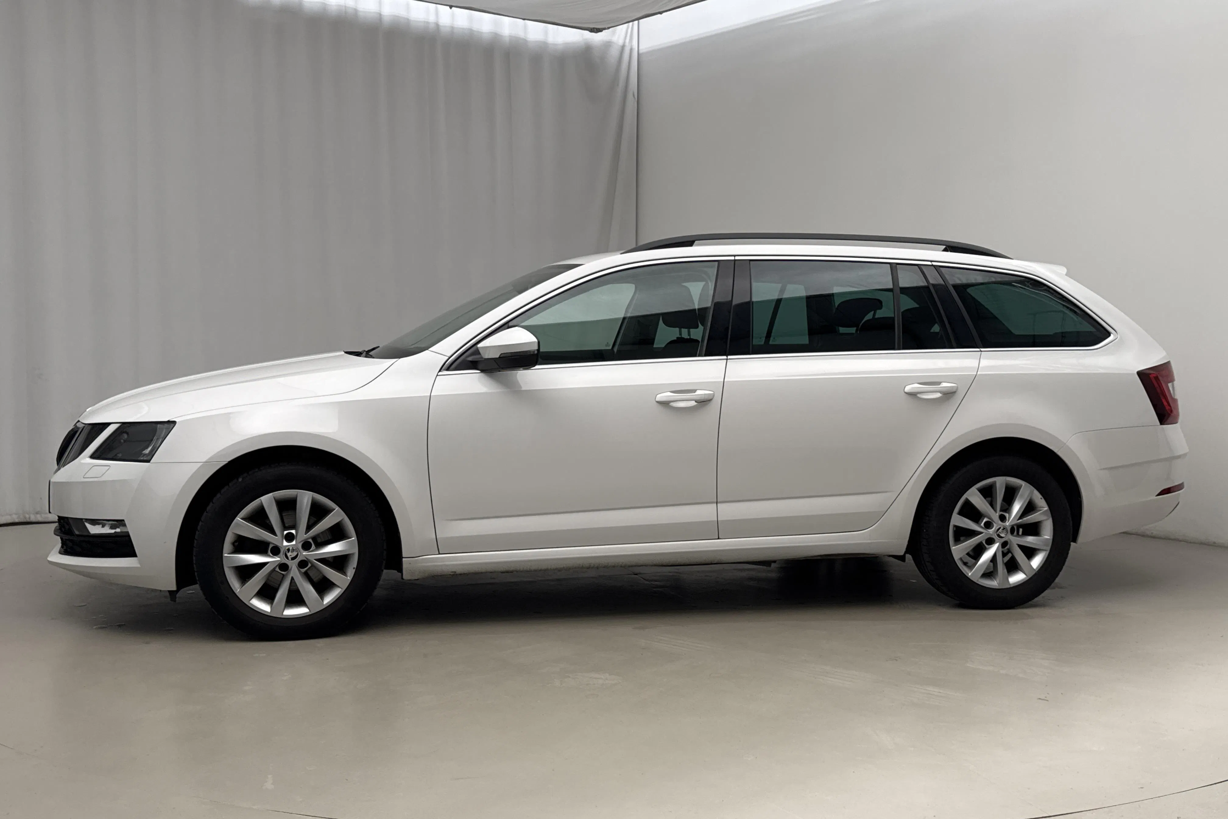 Presentationsfoto 2 av 16: Skoda Octavia III 1.0 TSI Combi (115hk) - 10 192 mil - Automat - vit - 2019