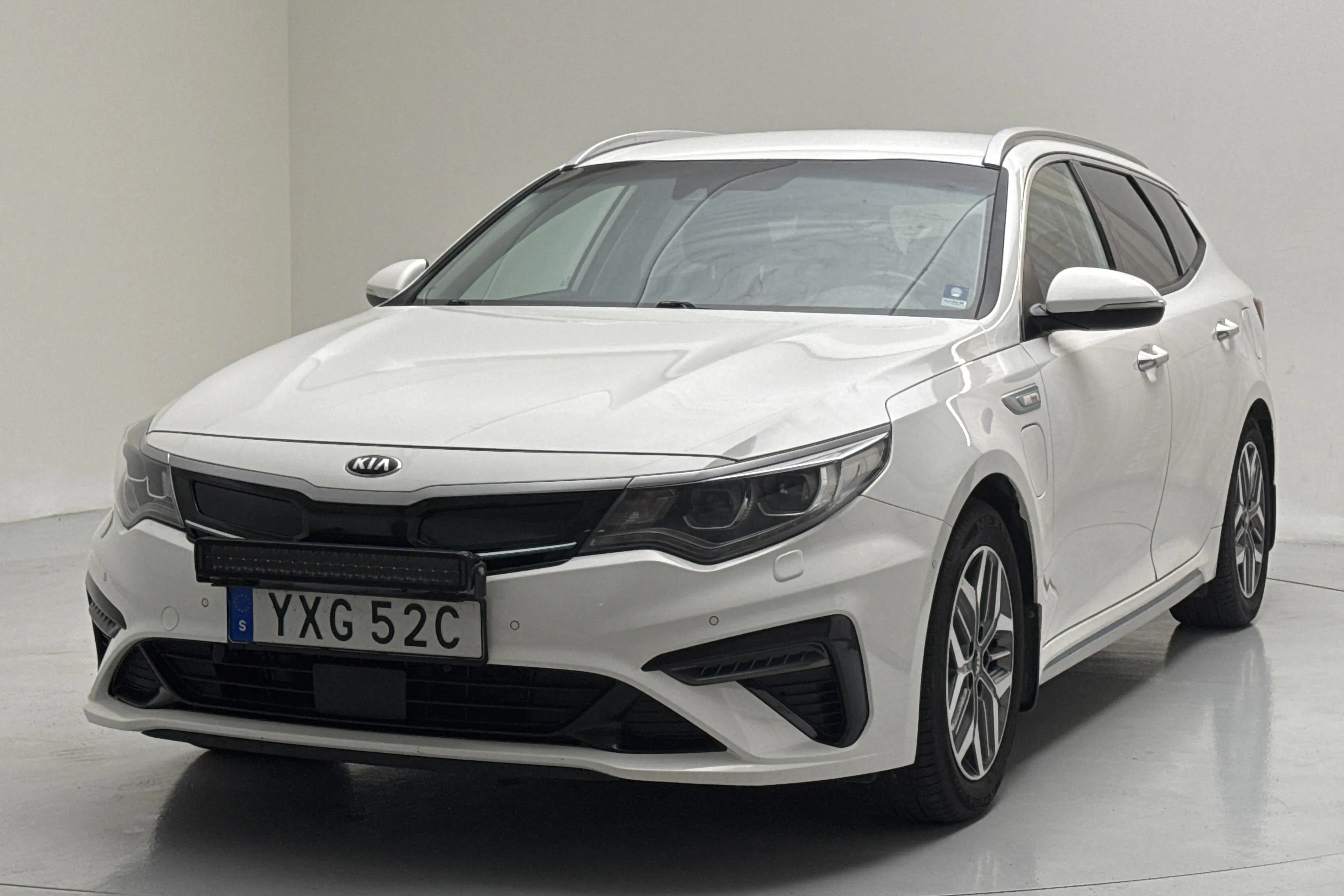 Presentation photo 1 of 17: KIA Optima 2.0 GDi Plug-in Hybrid SW (205hk) - 180 020 km - Automatic - white - 2019