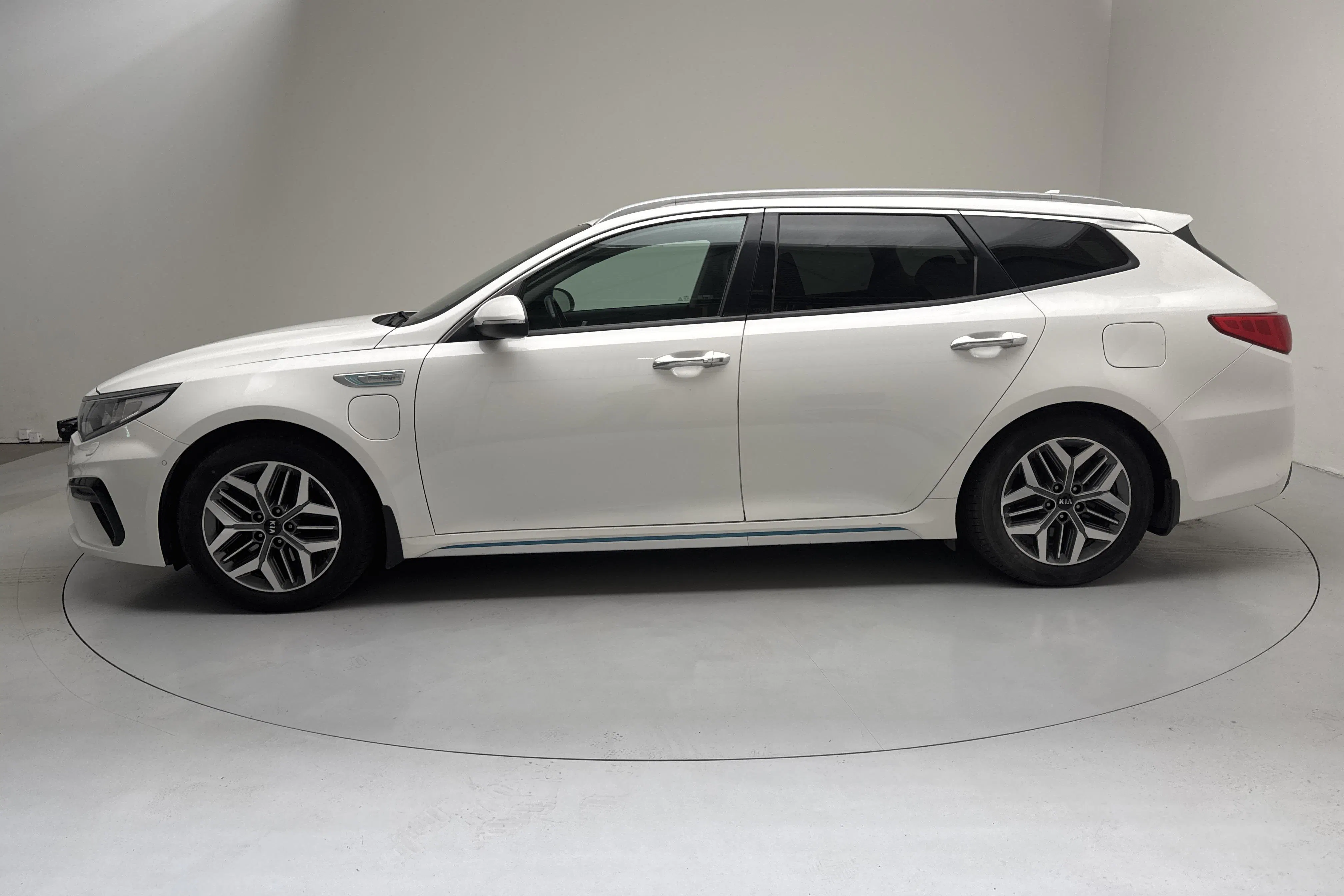 Presentation photo 2 of 17: KIA Optima 2.0 GDi Plug-in Hybrid SW (205hk) - 180 020 km - Automatic - white - 2019