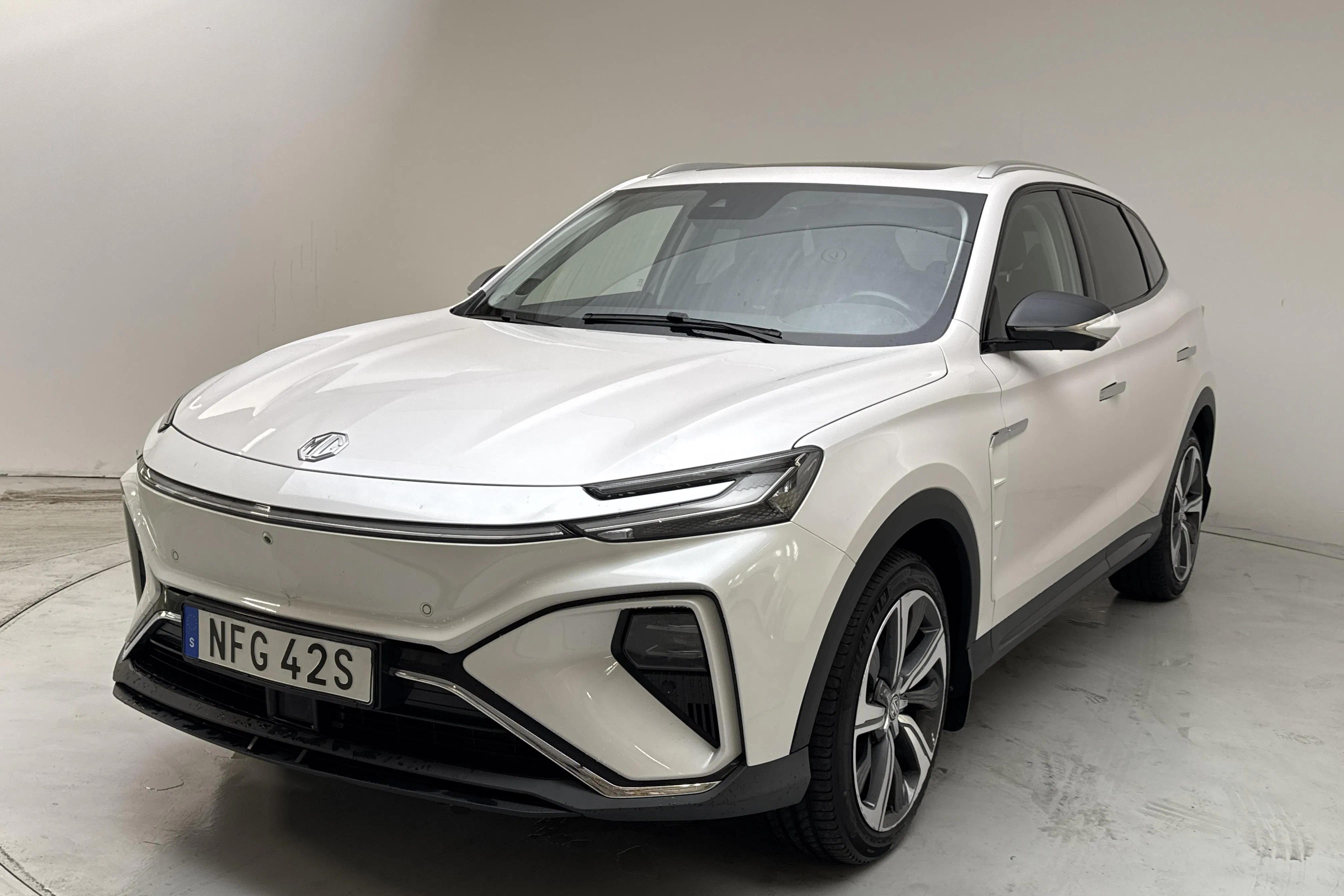 Presentationsfoto 1 av 18: MG Marvel R AWD (288hk) - 10 640 mil - Automat - vit - 2022