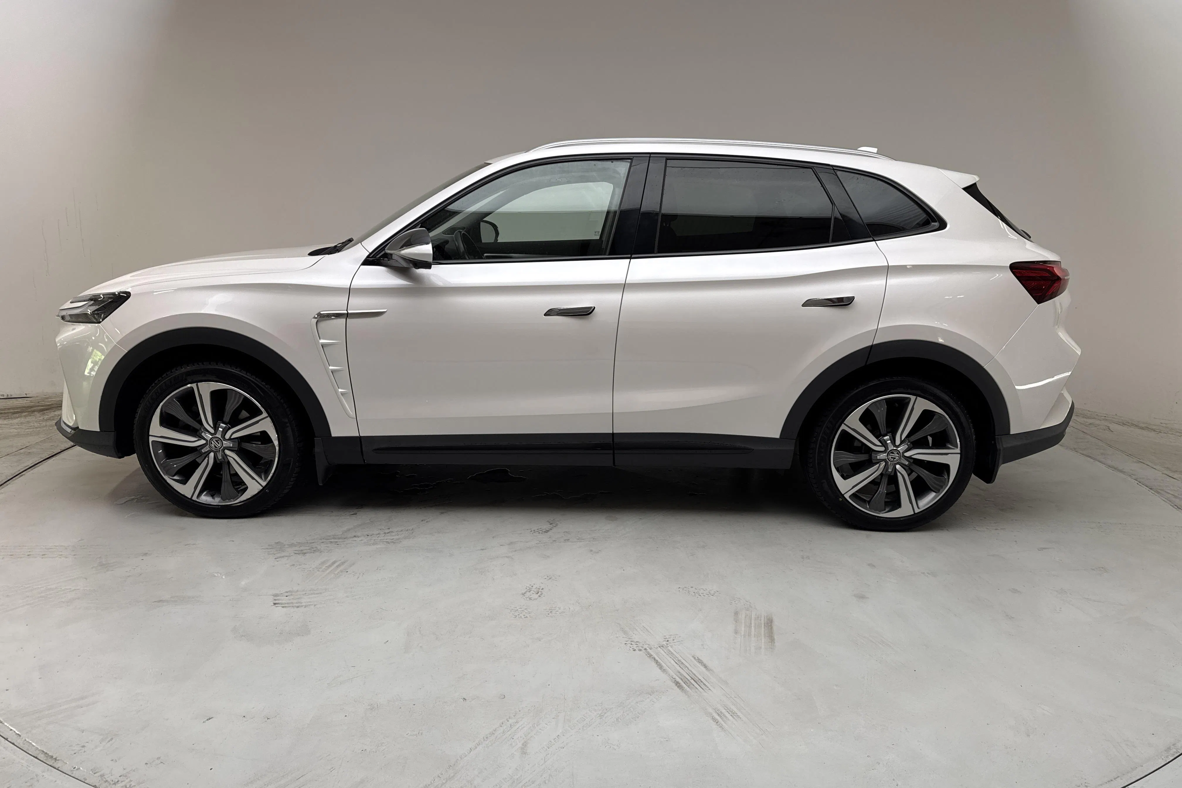 Presentationsfoto 2 av 18: MG Marvel R AWD (288hk) - 10 640 mil - Automat - vit - 2022