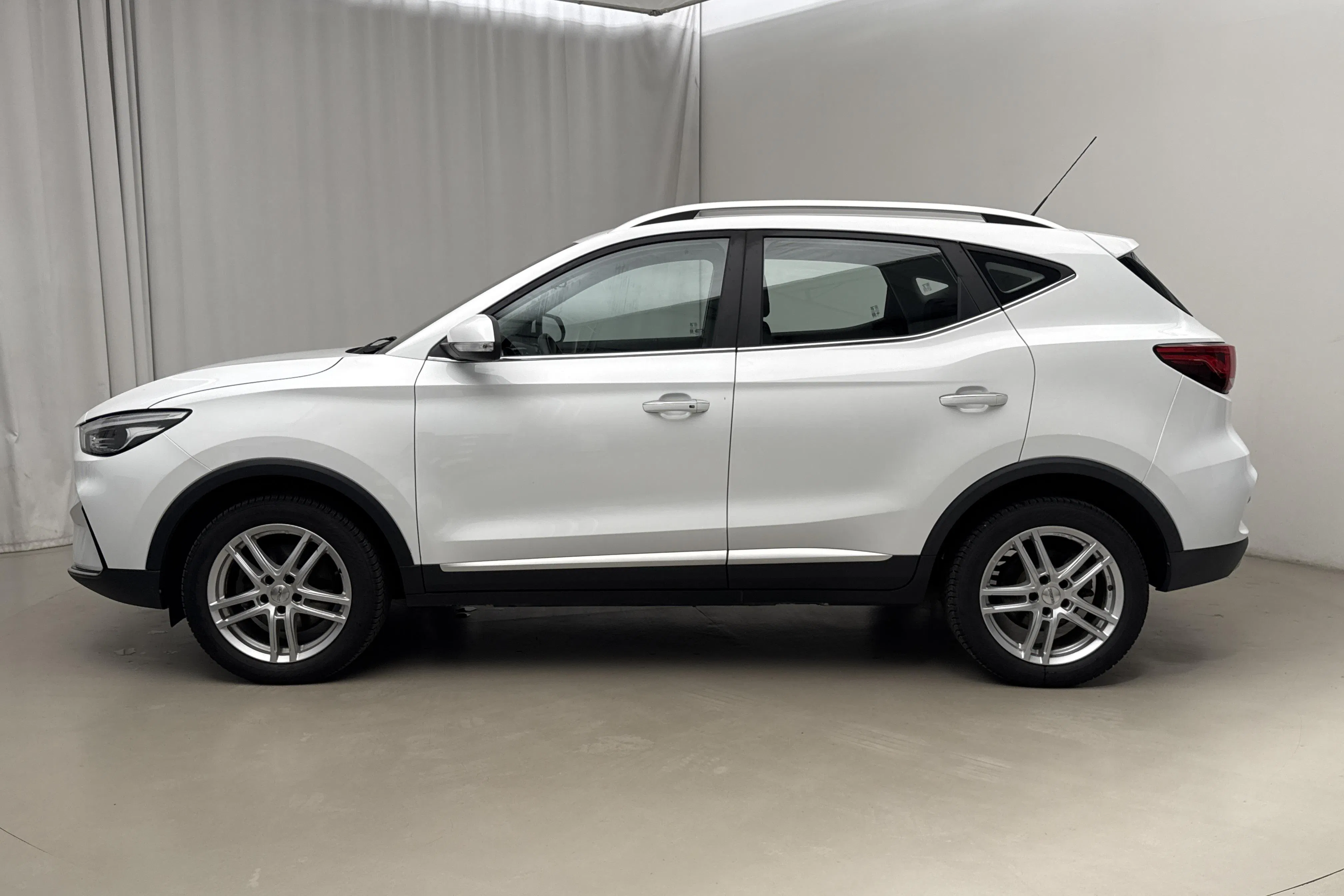 Presentationsfoto 2 av 20: MG ZS EV (156hk) - 6 001 mil - Automat - vit - 2022