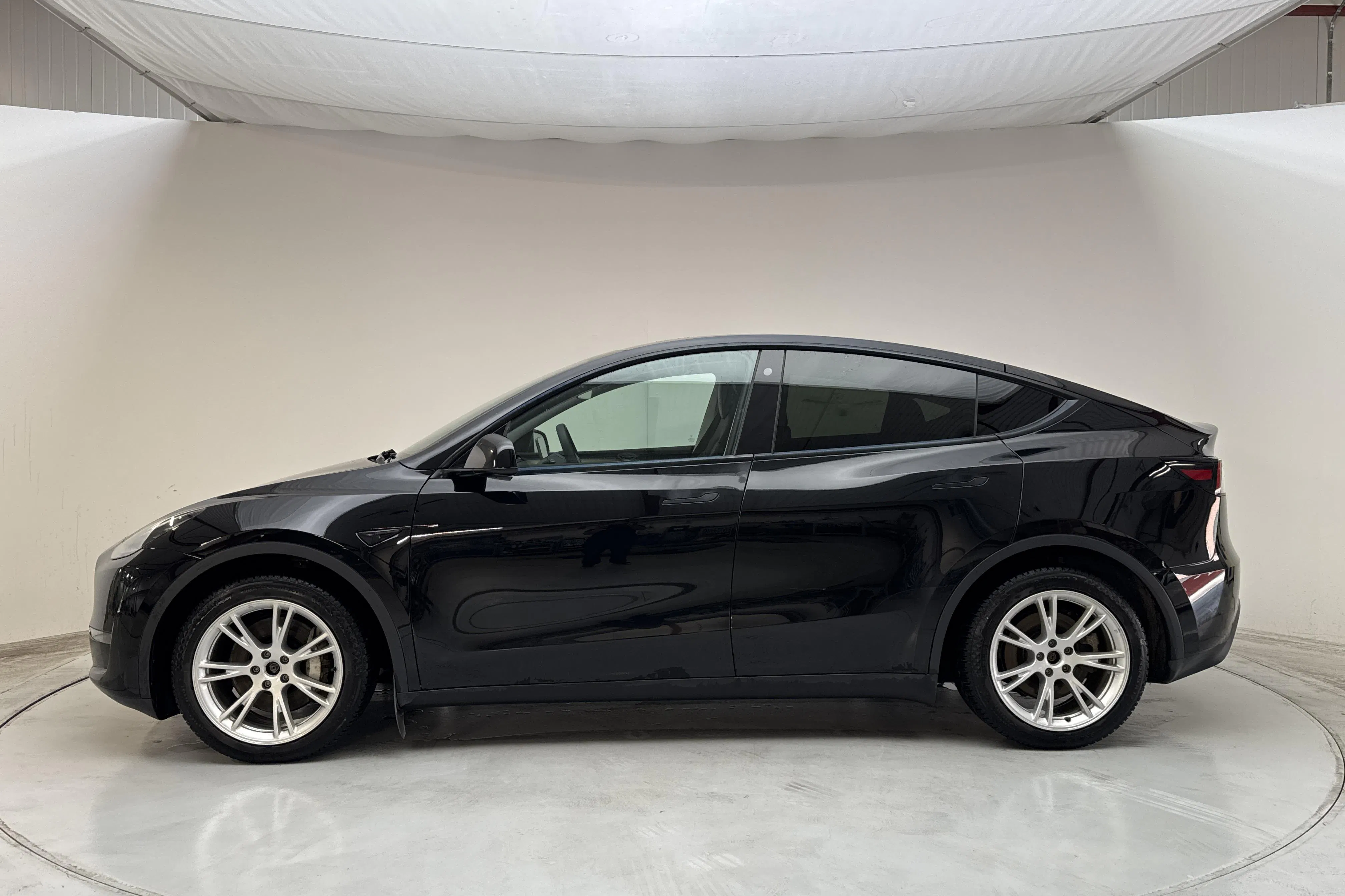 Presentationsfoto 2 av 17: Tesla Model Y Long Range Dual Motor AWD - 13 247 mil - Automat - svart - 2023