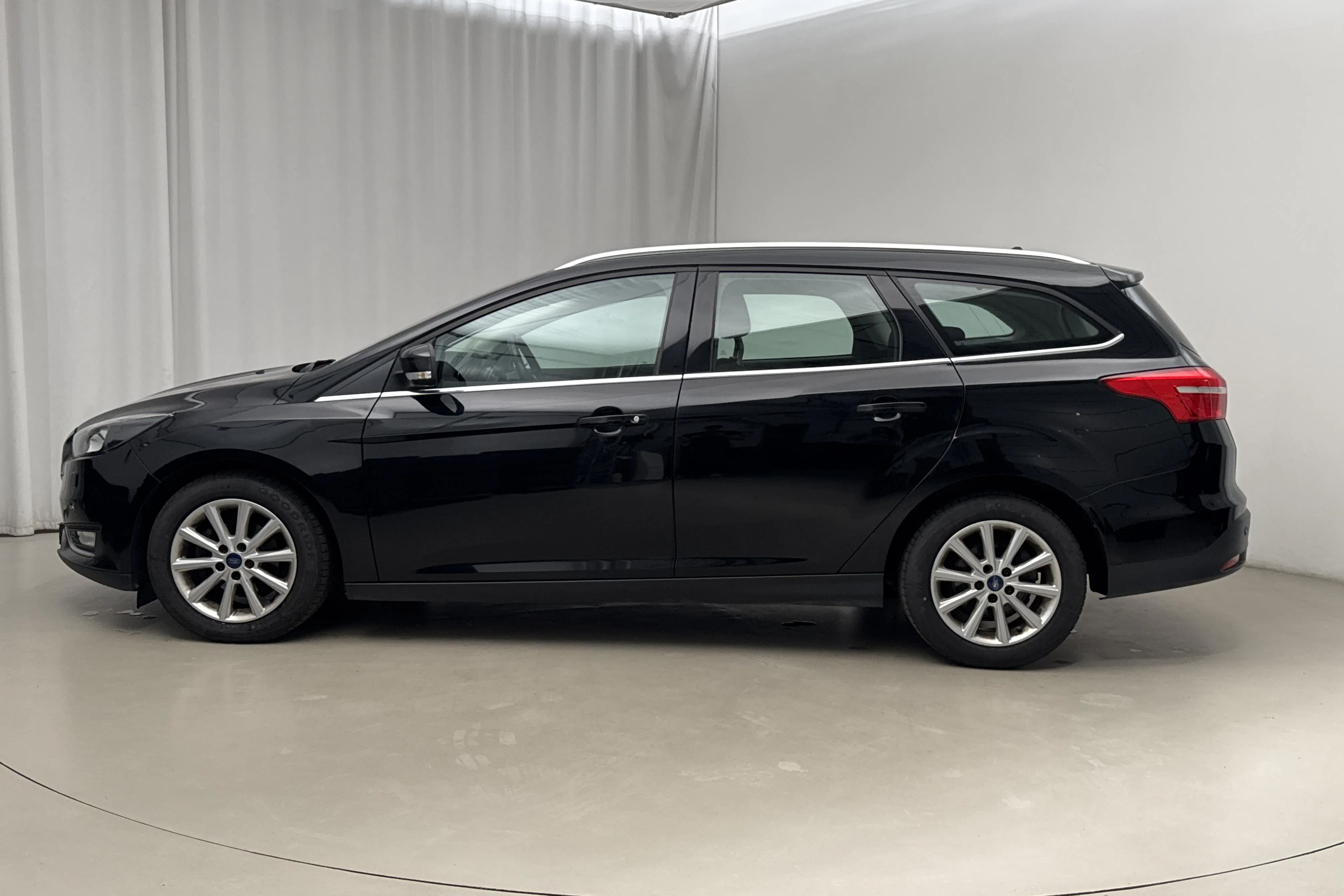 Presentationsfoto 2 av 16: Ford Focus 1.0 EcoBoost Kombi (125hk) - 12 716 mil - Automat - svart - 2018