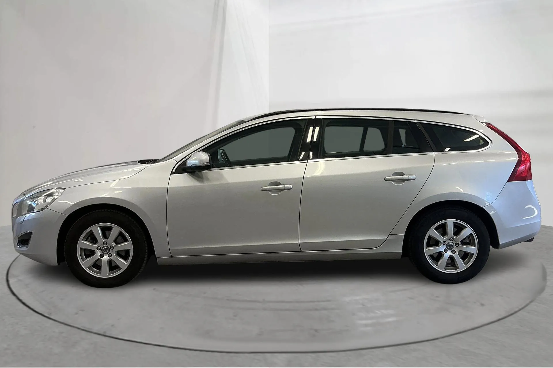 Presentationsfoto 2 av 14: Volvo V60 D3 (163hk) - 32 497 mil - Manuell - silver - 2011