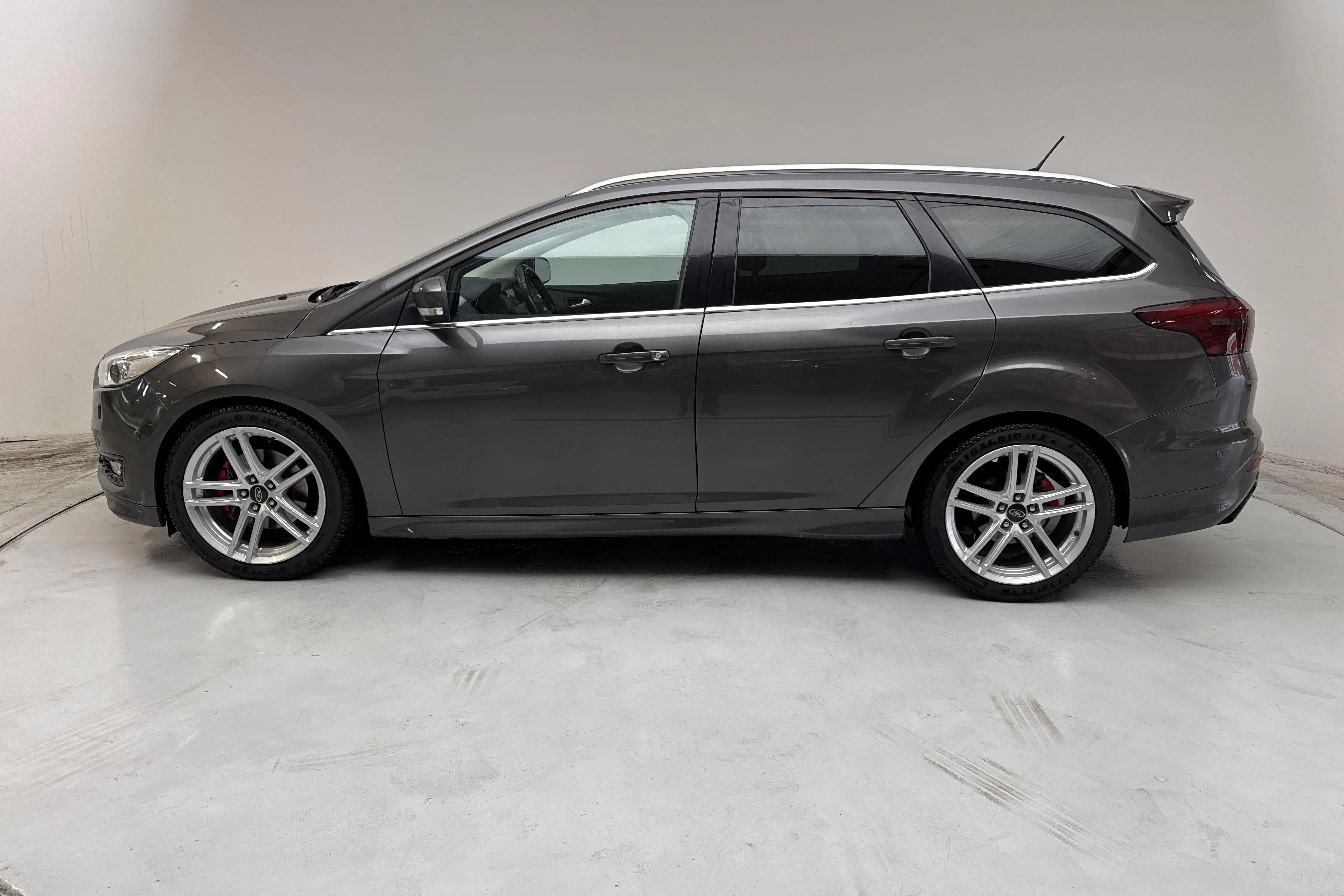 Presentationsfoto 2 av 12: Ford Focus 1.5 EcoBoost Kombi (180hk) - 16 302 mil - Manuell - grå - 2016