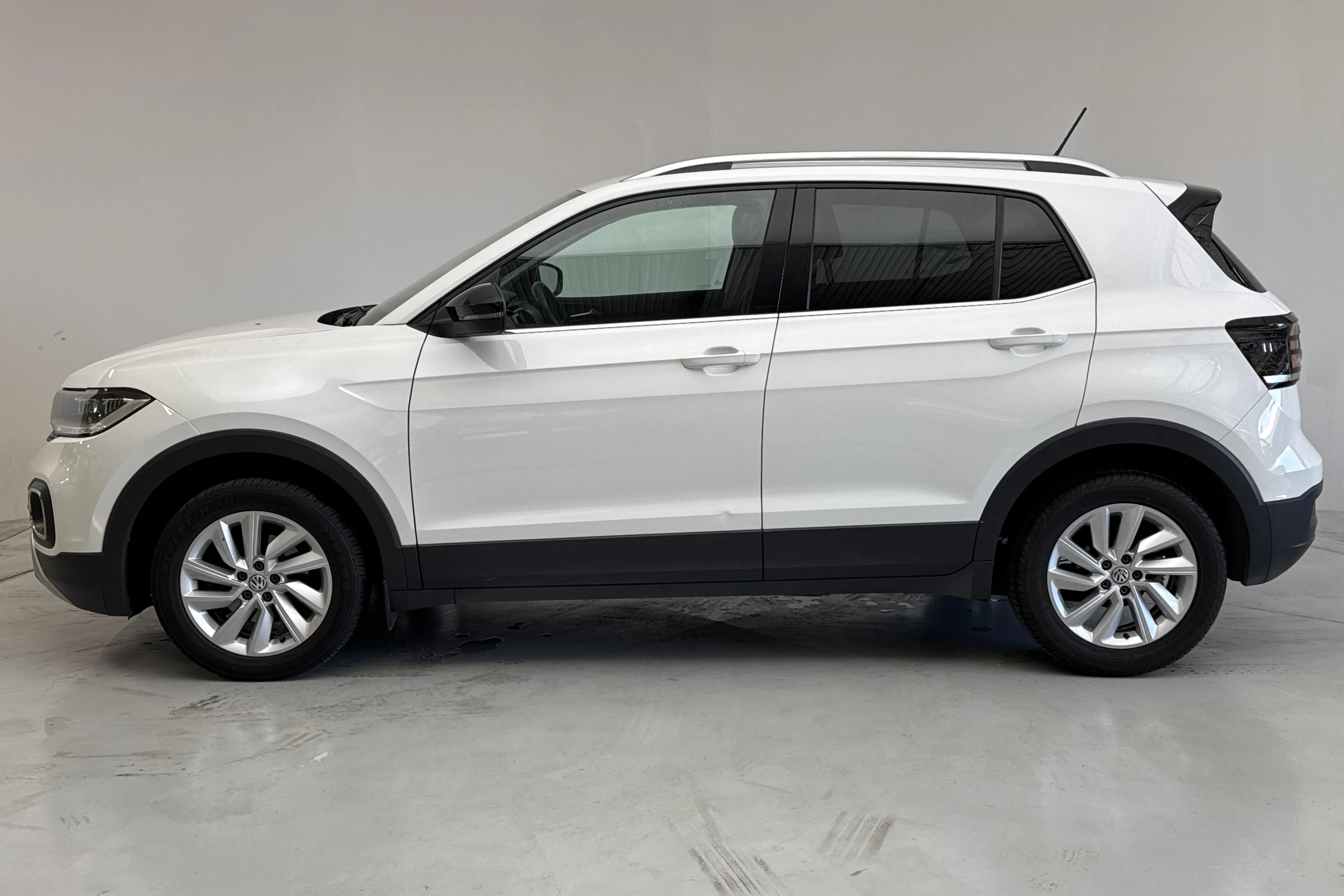 Presentationsfoto 2 av 11: VW T-Cross 1.0 TSI (110hk) - 17 495 mil - Automat - vit - 2023