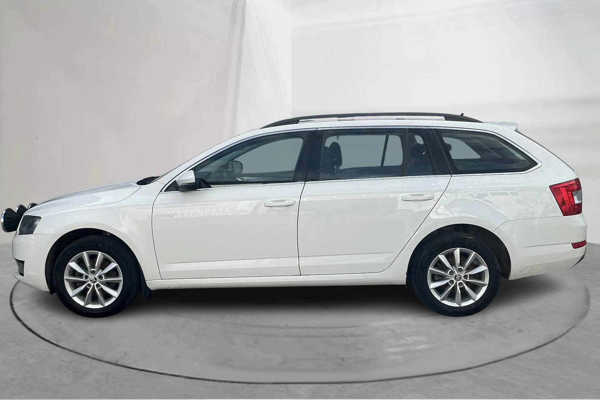 Presentationsfoto 2 av 12: Skoda Octavia III 1.6 TDI CR Combi 4X4 (105hk) - 20 636 mil - Manuell - vit - 2014