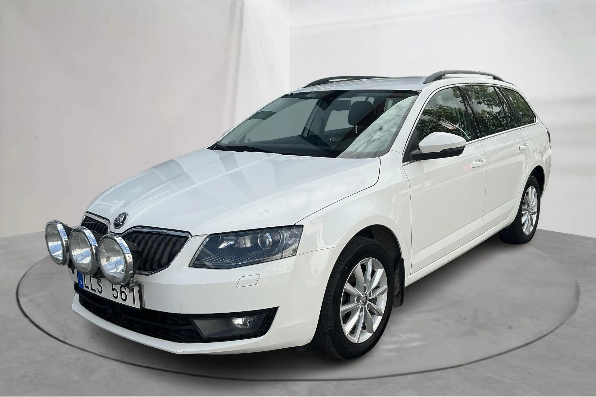 Presentationsfoto 1 av 12: Skoda Octavia III 1.6 TDI CR Combi 4X4 (105hk) - 20 636 mil - Manuell - vit - 2014