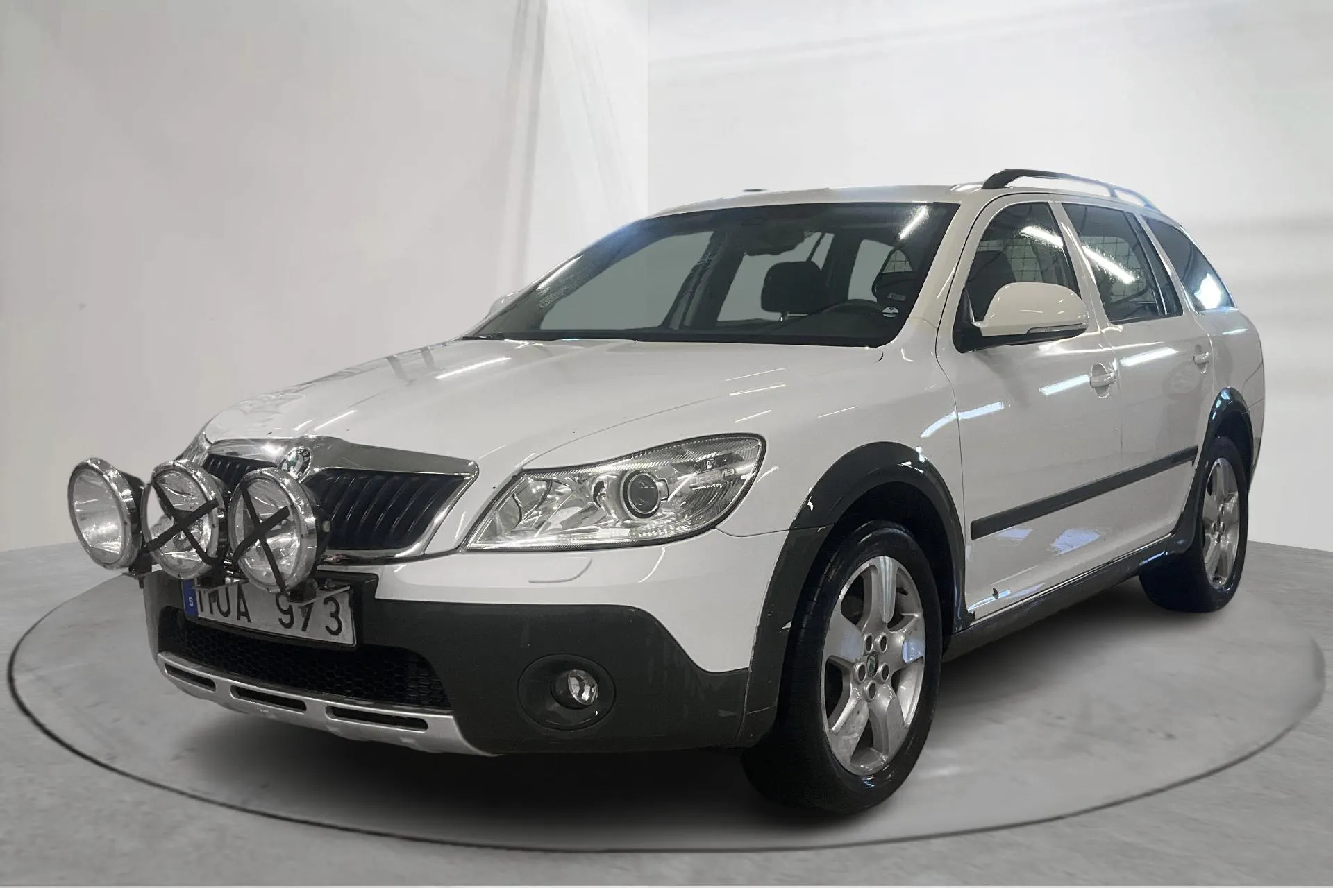 Presentation photo 1 of 22: Skoda Octavia Scout II 2.0 TDI 4X4 (140hk) - 18 230 Scandinavian mile - Manual - white - 2013