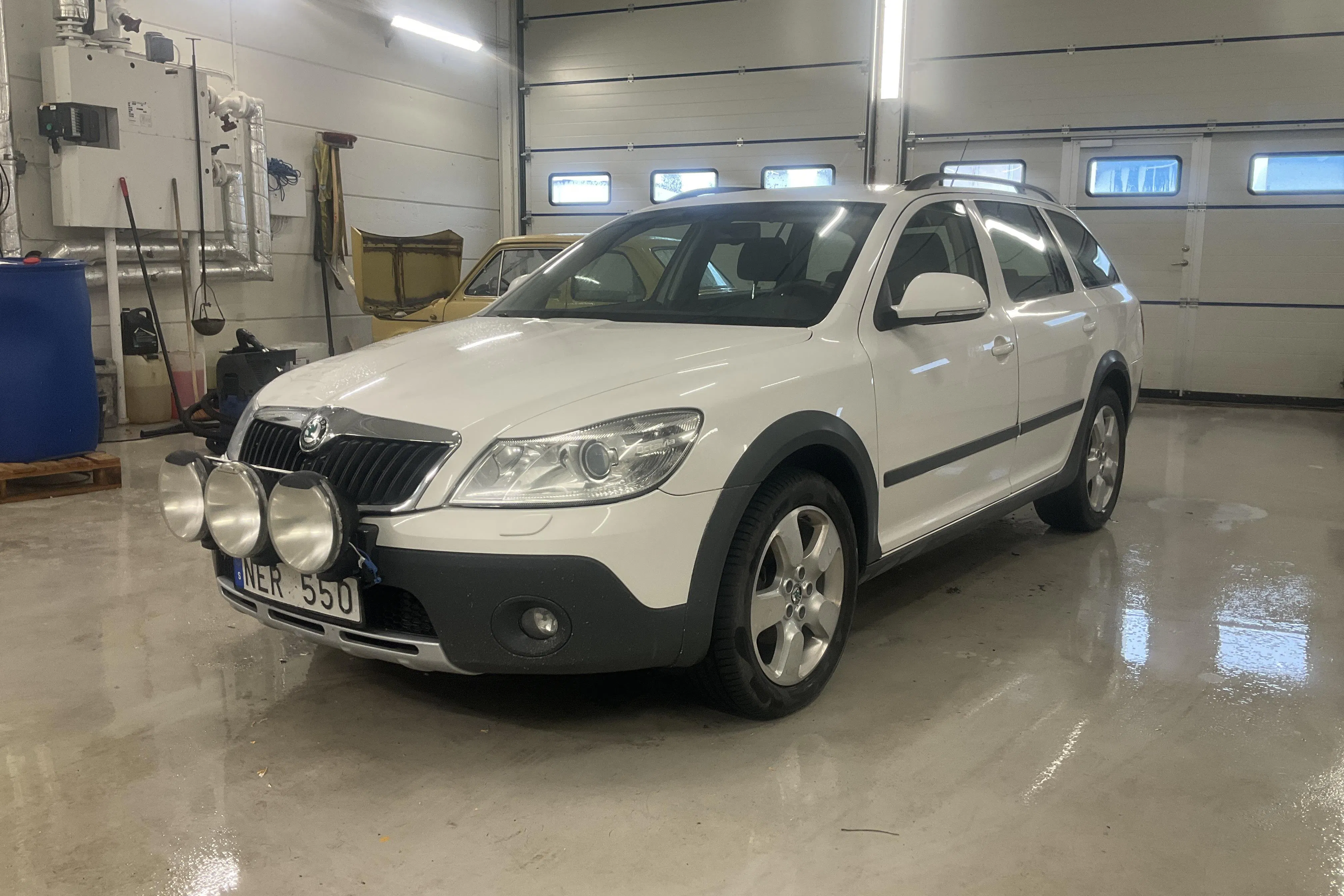 Presentation photo 1 of 16: Skoda Octavia Scout II 2.0 TDI 4X4 (140hk) - 270 470 km - Manual - white - 2013