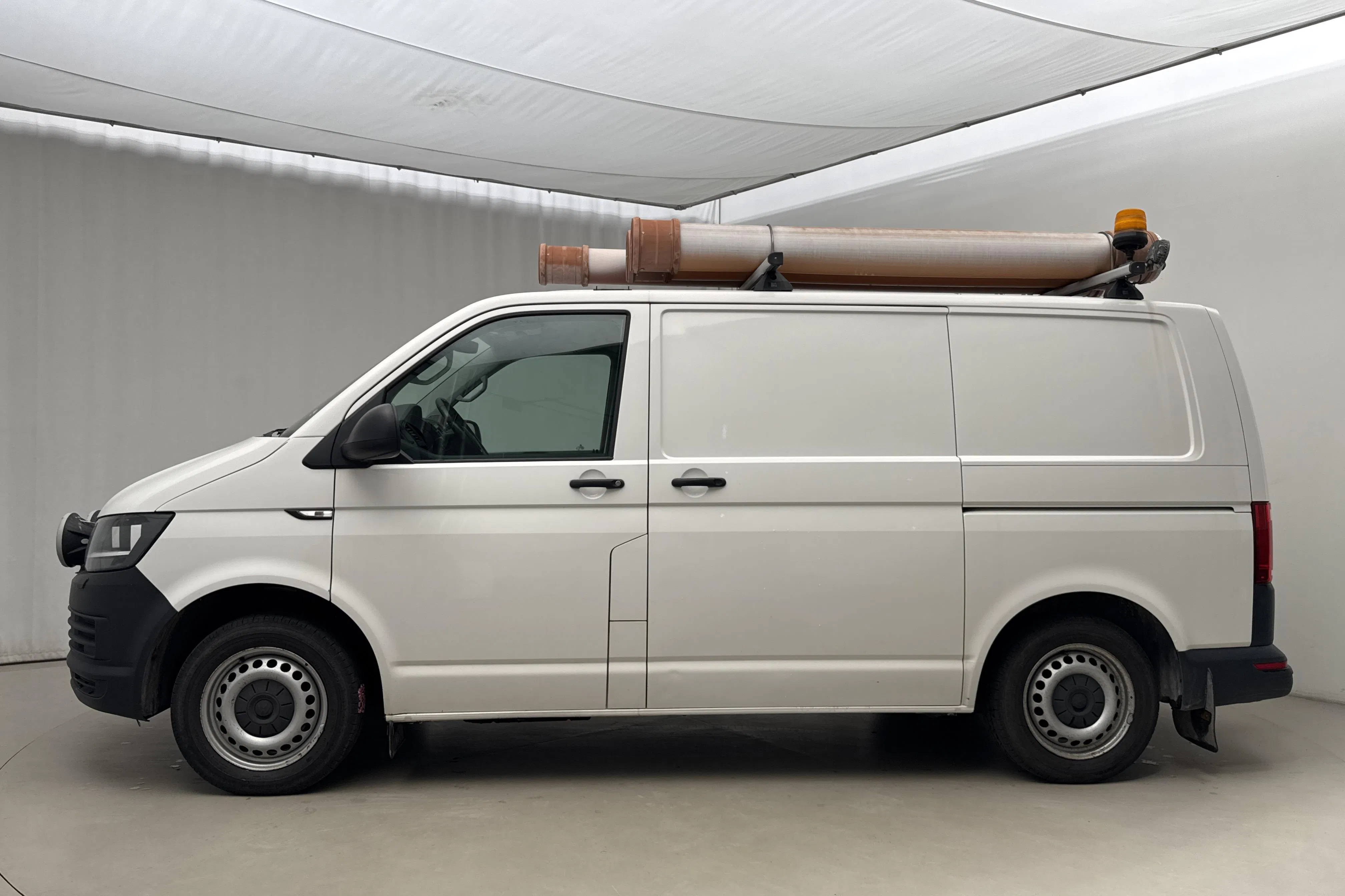Presentationsfoto 2 av 20: VW Transporter T6 2.0 TDI BMT Skåp 4MOTION (150hk) - 28 249 mil - Manuell - vit - 2017