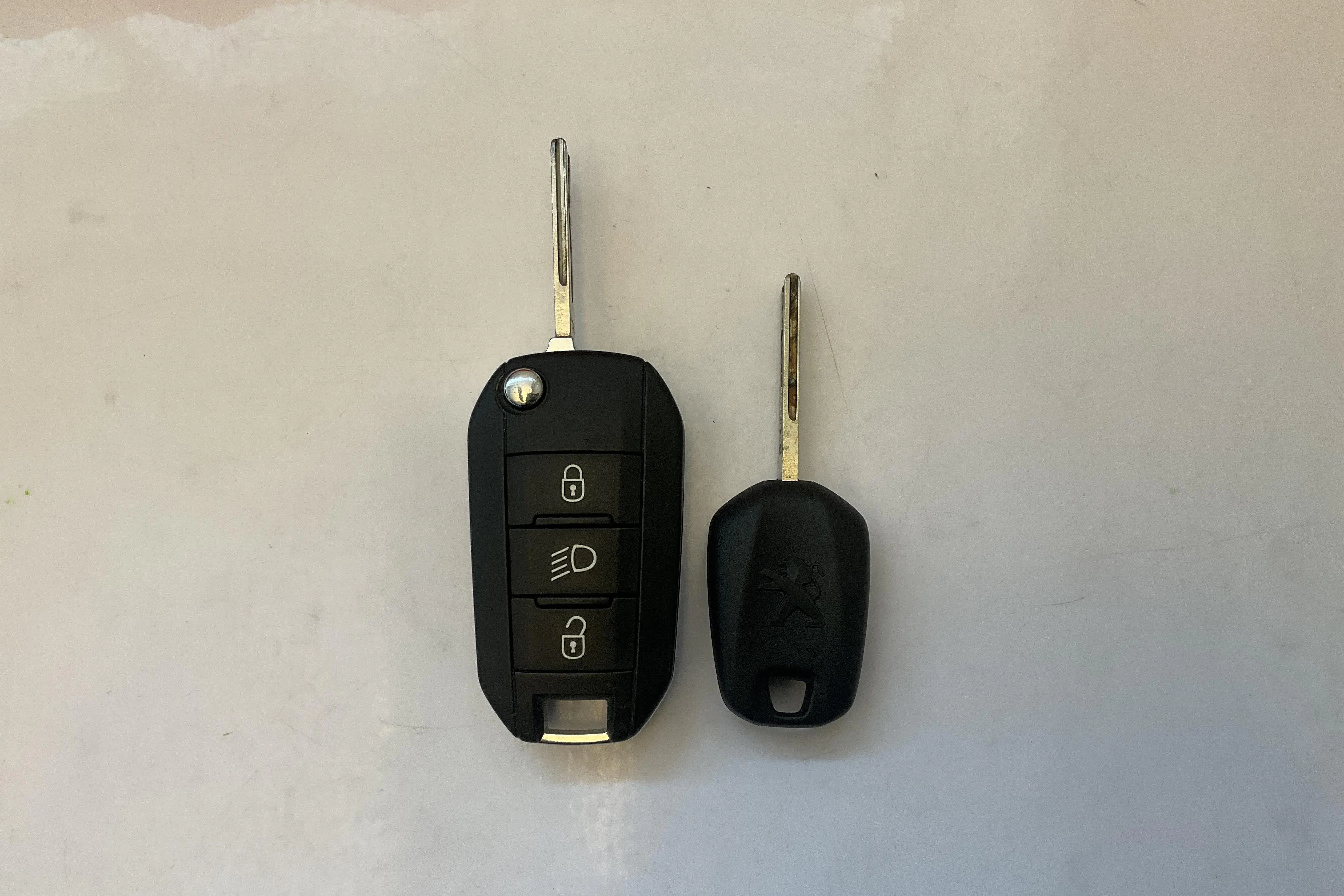 Presentation photo 12 of 12: Peugeot 208 BlueHDi 5dr (100hk) - 48 940 km - Manual - white - 2019