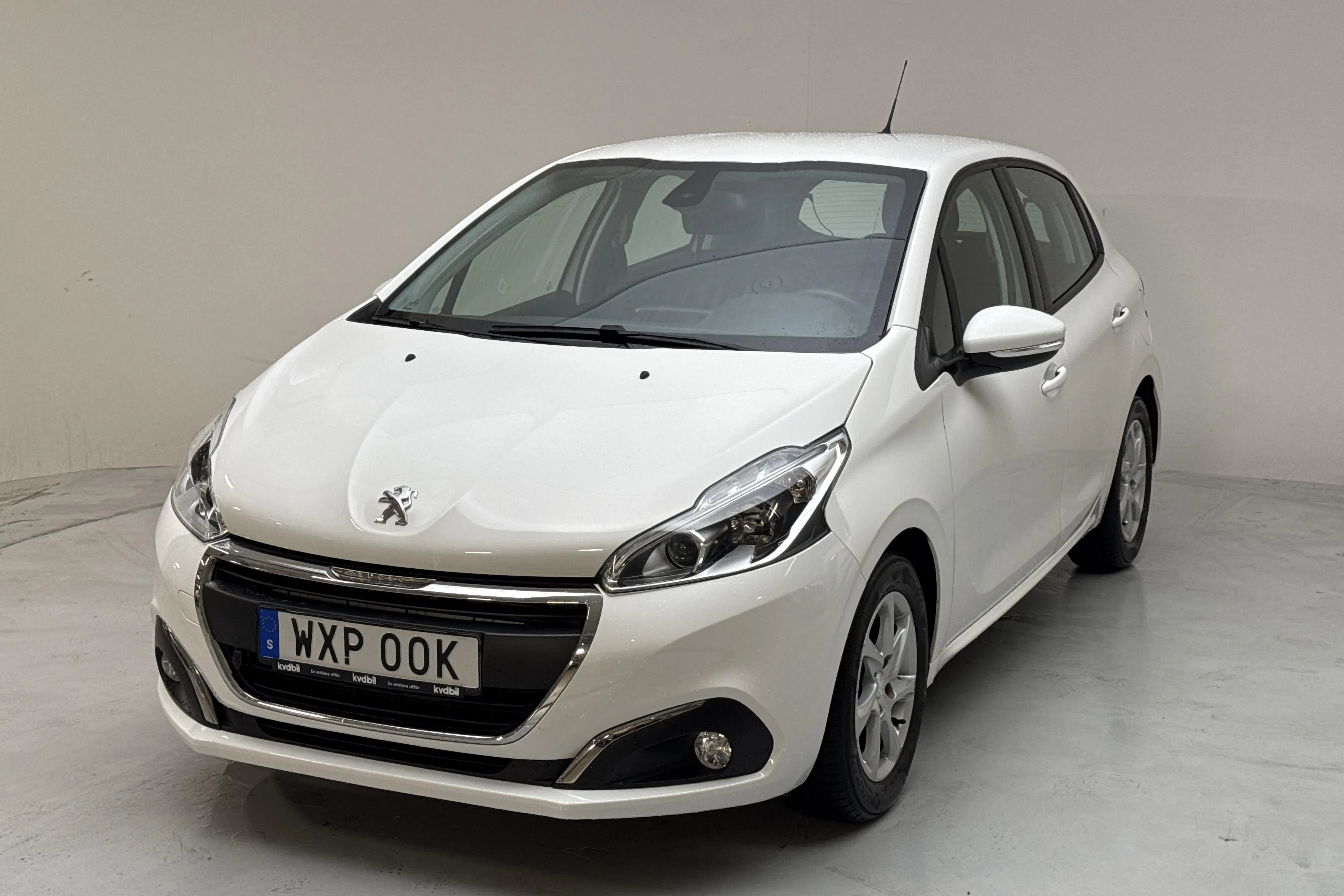 Presentation photo 1 of 12: Peugeot 208 BlueHDi 5dr (100hk) - 48 940 km - Manual - white - 2019