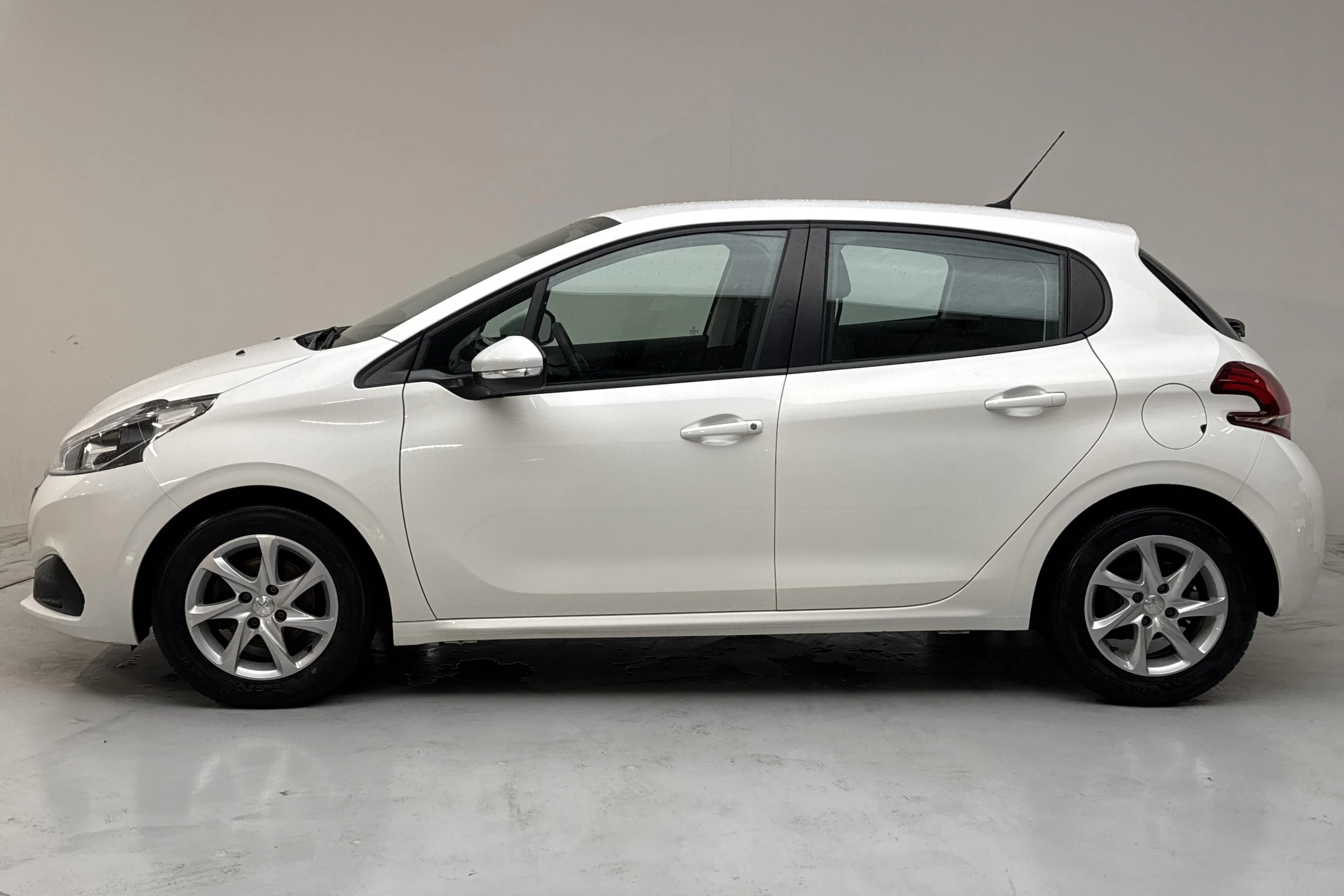Presentation photo 2 of 12: Peugeot 208 BlueHDi 5dr (100hk) - 48 940 km - Manual - white - 2019