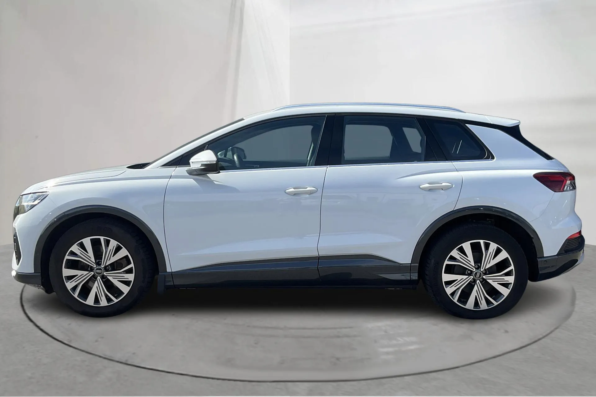 Presentationsfoto 2 av 21: Audi Q4 40 e-tron 77kWh (204hk) - 4 825 mil - Automat - vit - 2023