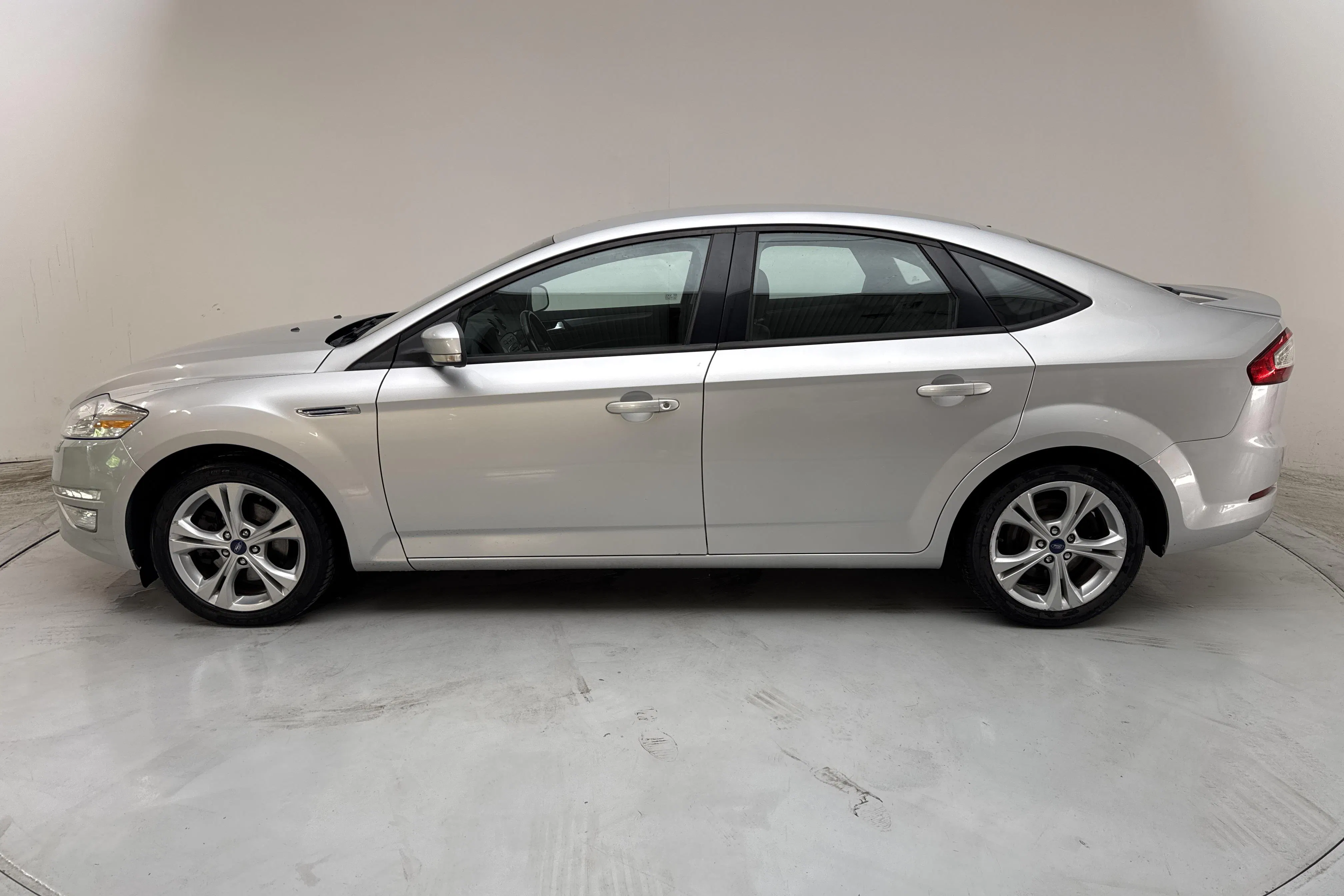 Presentationsfoto 2 av 12: Ford Mondeo 1.6 Duratorq TDCi 5dr (116hk) - 14 548 mil - Manuell - grå - 2012