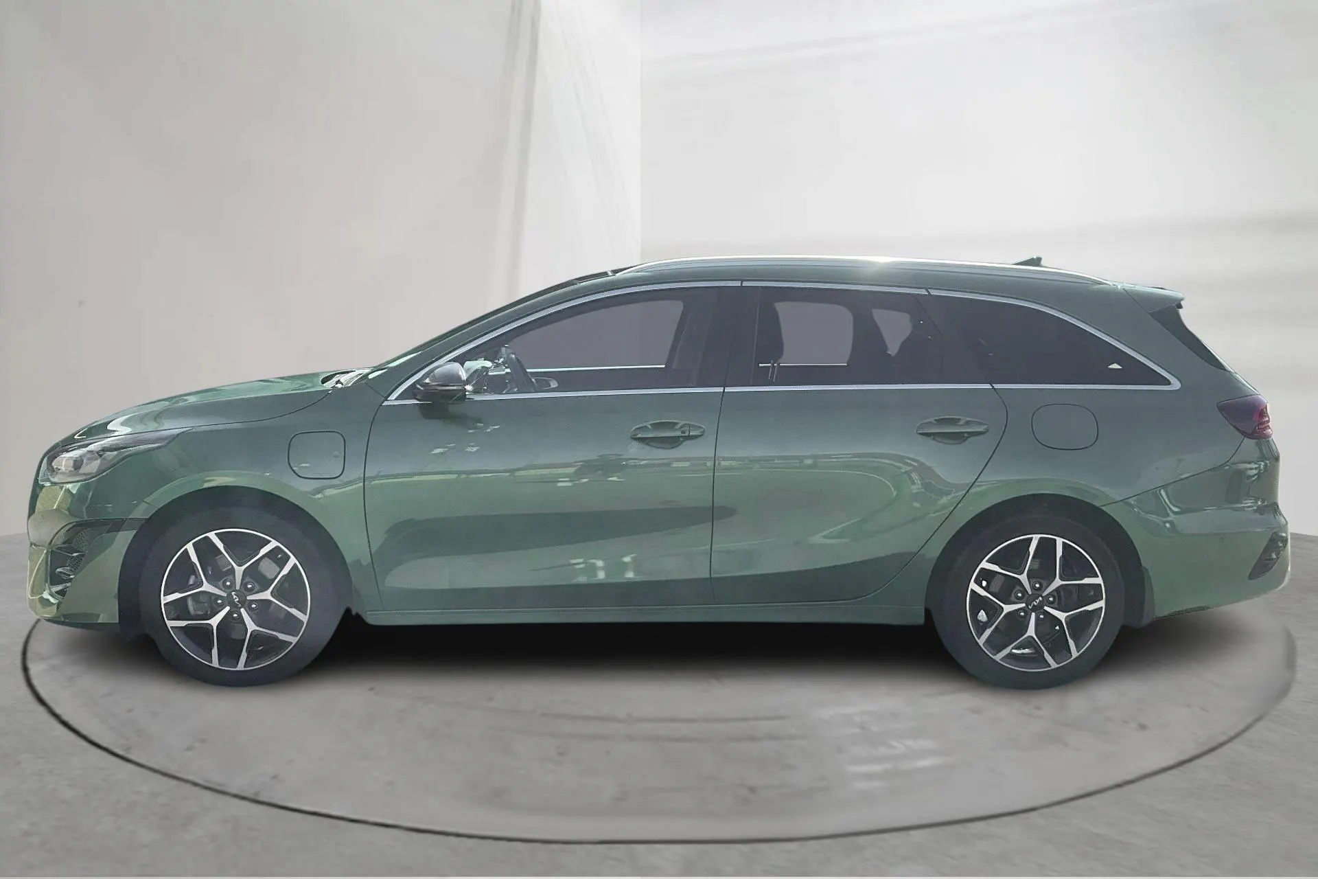 Presentationsfoto 2 av 20: KIA Ceed 1.6 Plug-in Hybrid SW (141hk) - 2 022 mil - Automat - grön - 2023