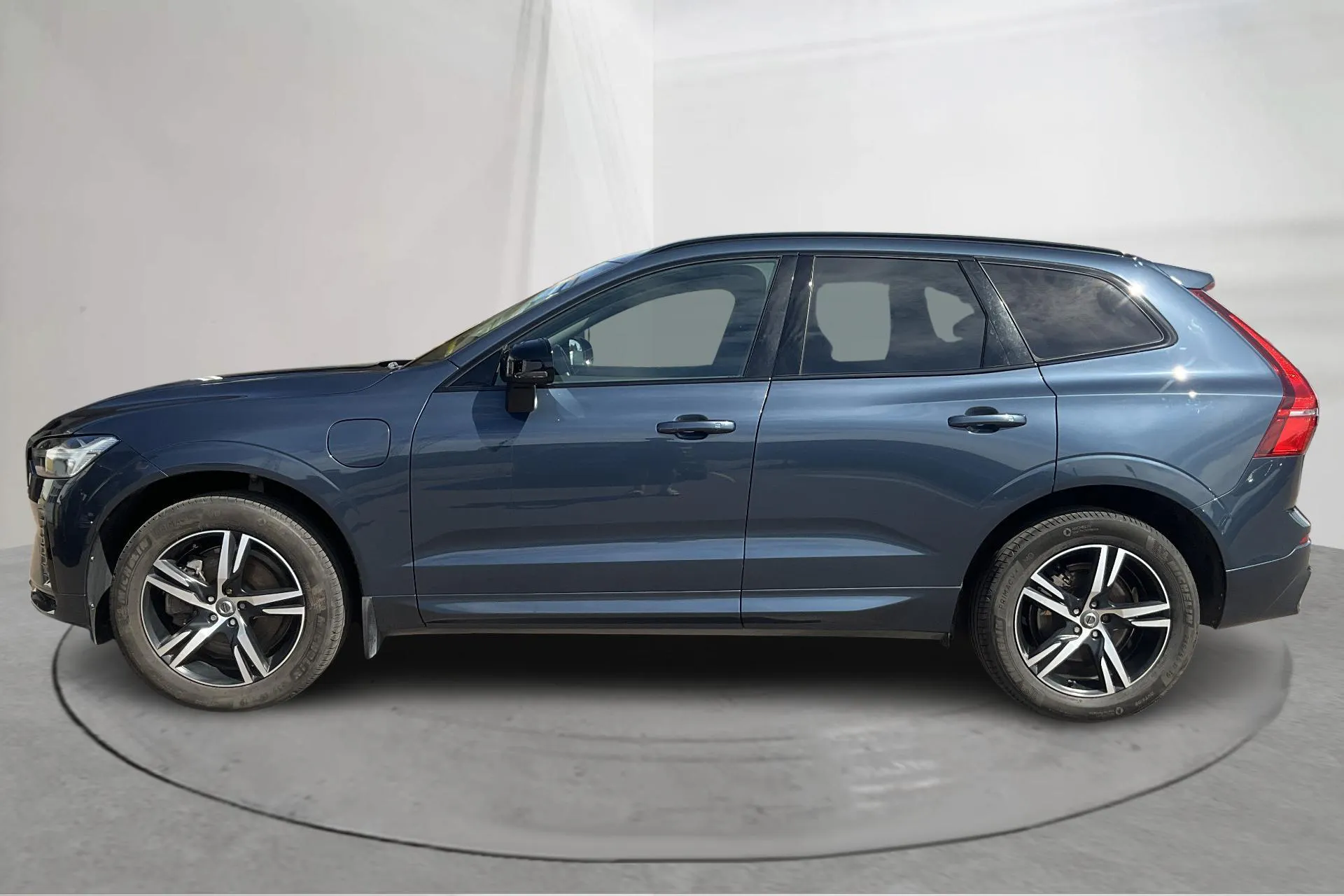 Presentationsfoto 2 av 23: Volvo XC60 T6 AWD Recharge (350hk) - 5 690 mil - Automat - Mörkblå - 2023