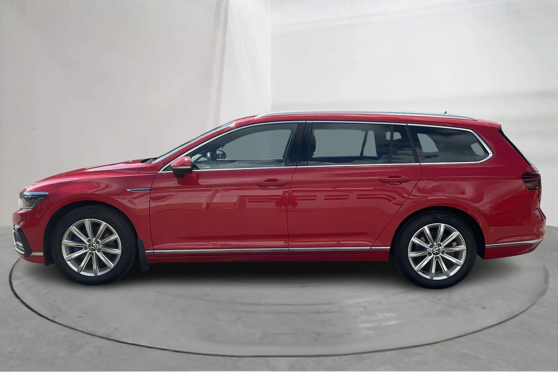 Presentation photo 2 of 21: VW Passat 1.4 GTE Sportscombi (218hk) - 105 470 km - Automatic - red - 2021