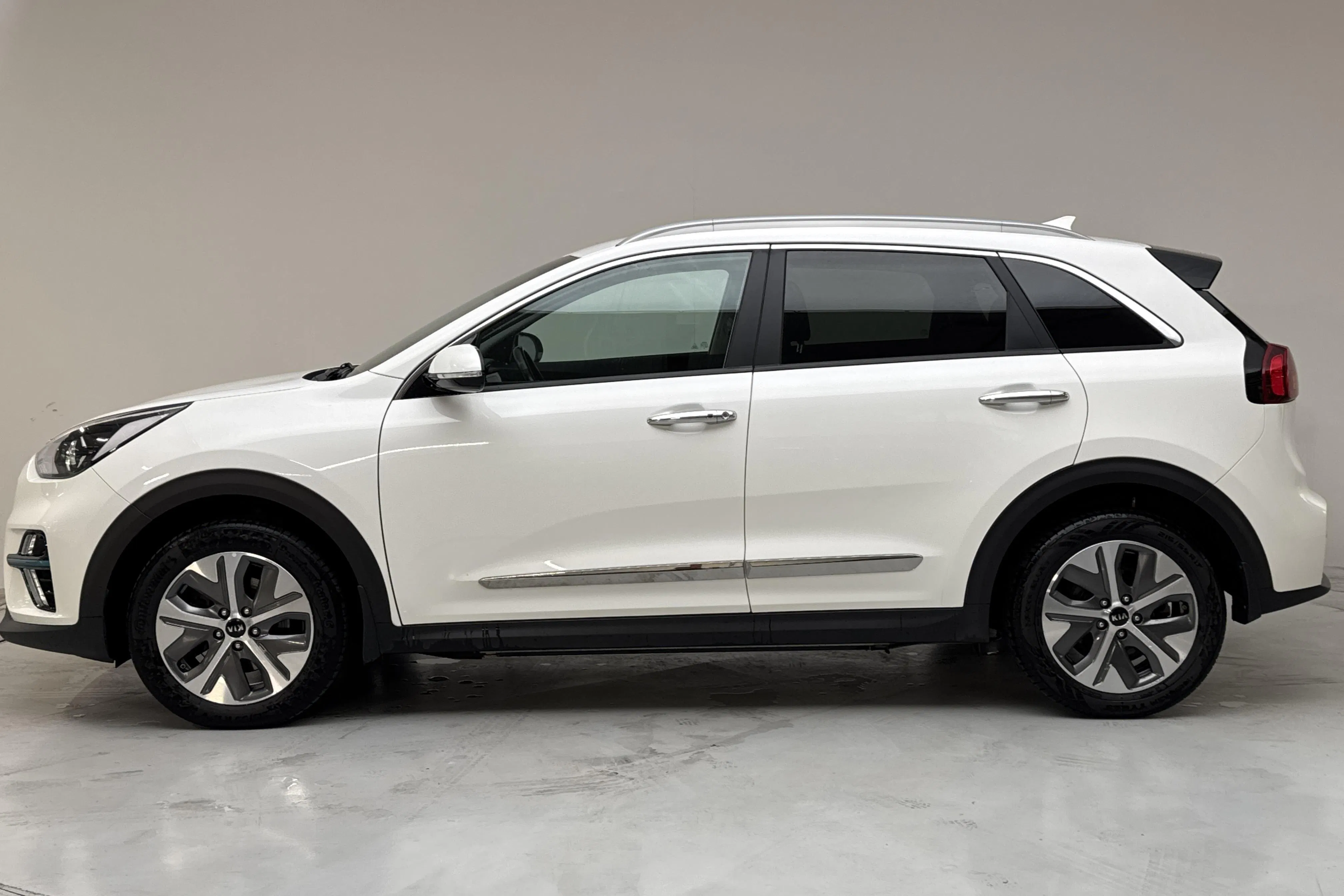 Presentationsfoto 2 av 15: KIA e-Niro 64kWh (204hk) - 8 564 mil - Automat - vit - 2021