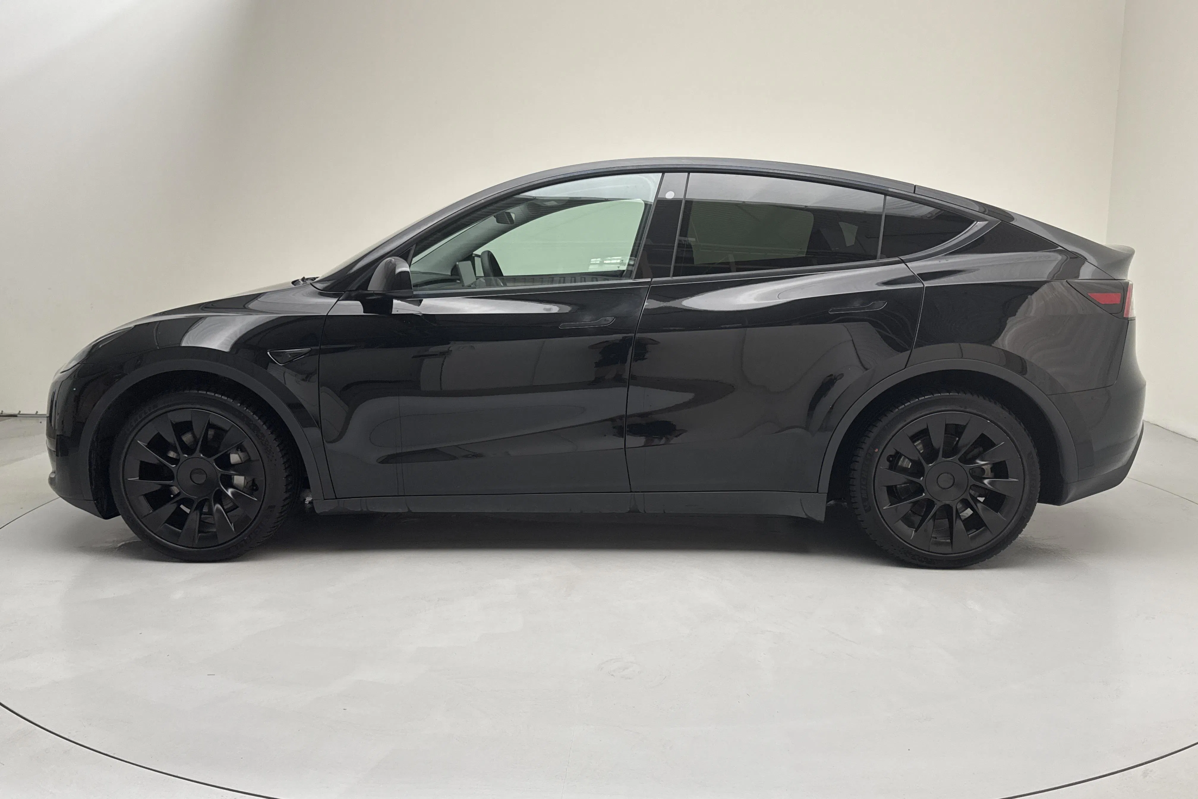 Presentation photo 2 of 19: Tesla Model Y Long Range Dual Motor AWD - 81 090 km - Automatic - black - 2023